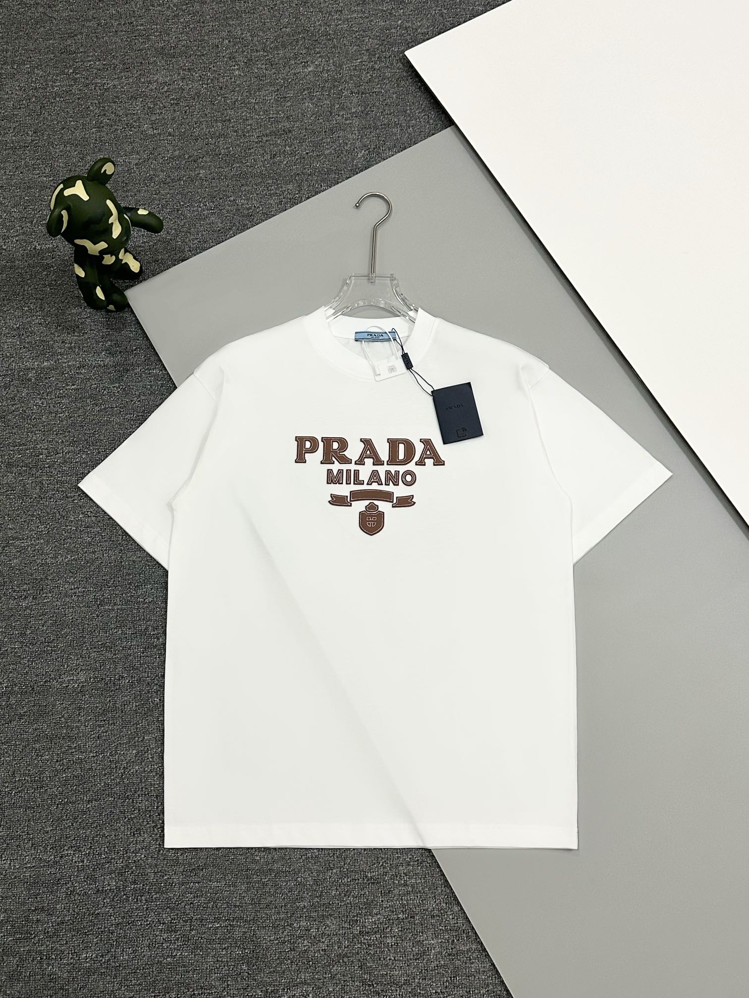 [Alta calidad] Prada * Prada * 2024 Otoño Cuello redondo Nuevo clásico Piel personalizada Logotipo de letras bordadas T…