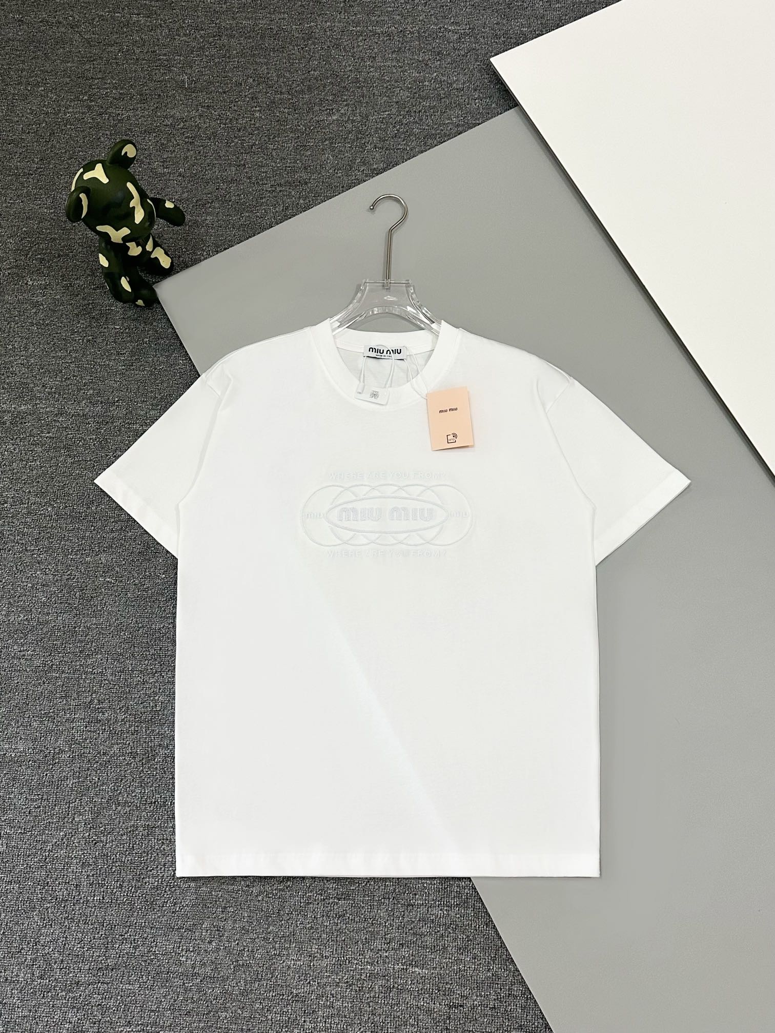[Alta calidad] miu miu 2024SS nueva camiseta de manga corta con logo bordado y cepillado. 🔥Pesado doble hilo 260g 32s …
