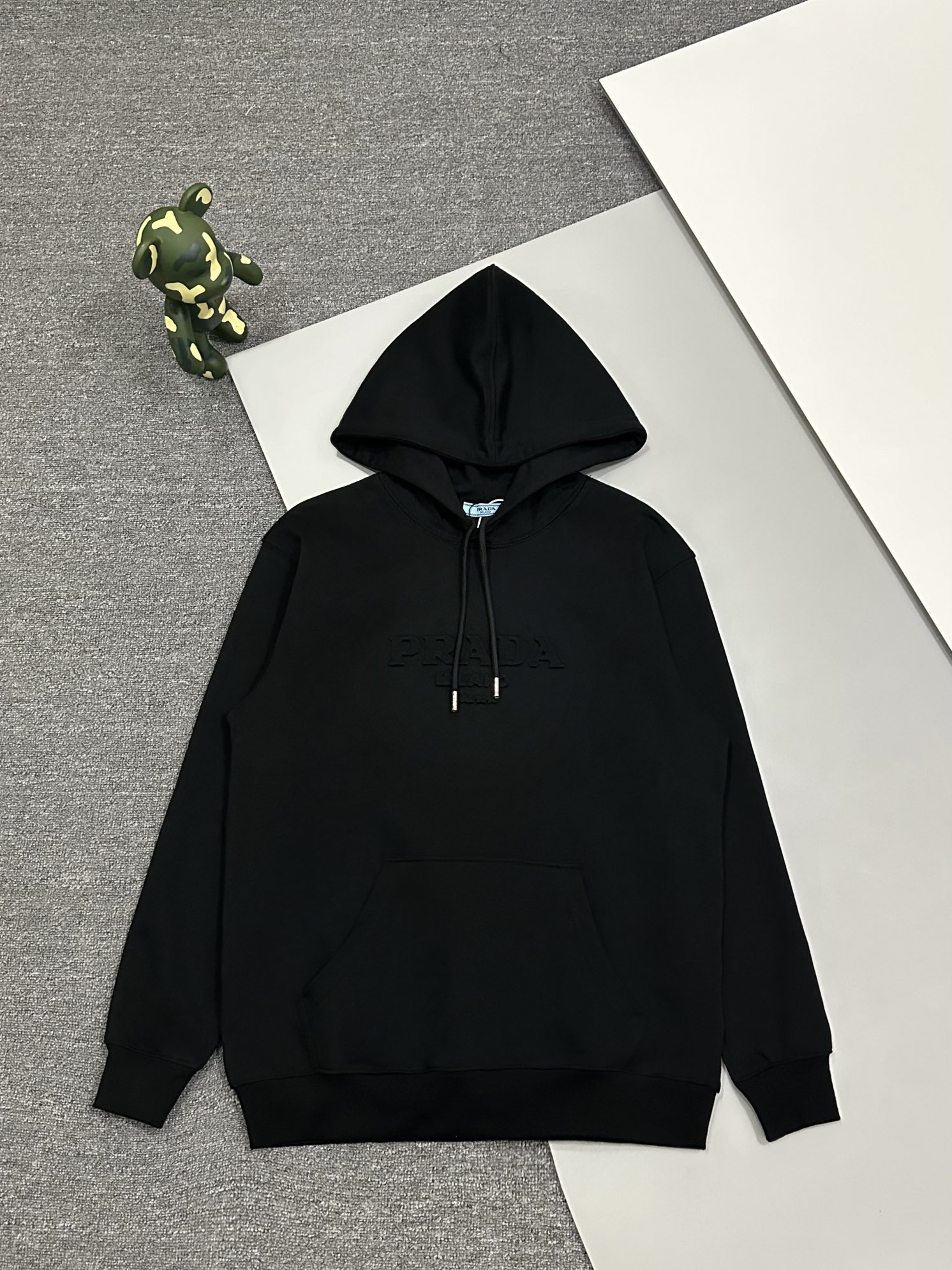 [Versión superior] ¡Nueva sudadera con capucha de otoño e invierno de Prada 24 con logo cóncavo y capucha en relieve tr…