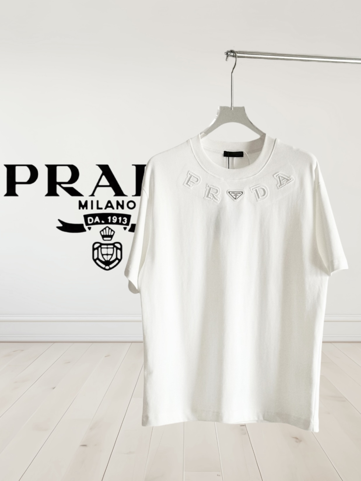 [Alta calidad] ¡La nueva camiseta de manga corta de edición limitada de Prada con logo de triángulo de metal y bordado …