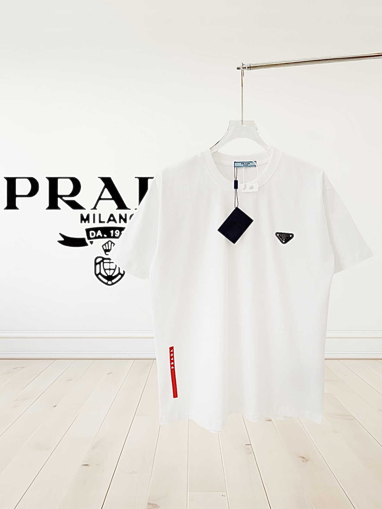 [Alta Calidad] Nueva camiseta Prada 25ss de manga corta con tira de cuero roja y bordado en el lado derecho con logo de…