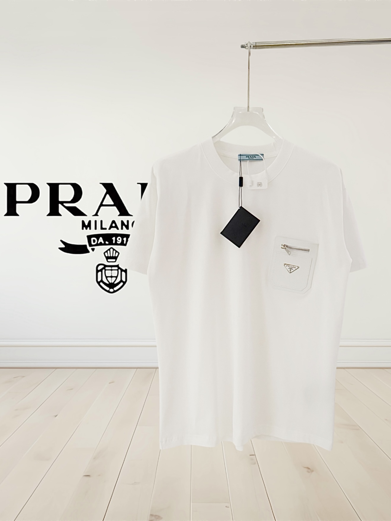 ⭐Top versión original⭐ Prada Camiseta Prada de manga corta con bolsillos de piel con cremallera en el pecho. Camiseta c…