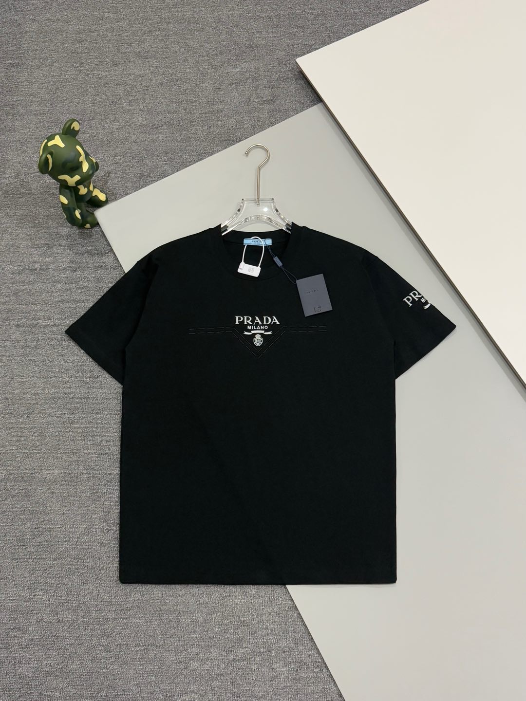 [Versión superior] Camiseta prada 25ss de manga corta con cuello redondo. El proceso de bordado tridimensional se combi…