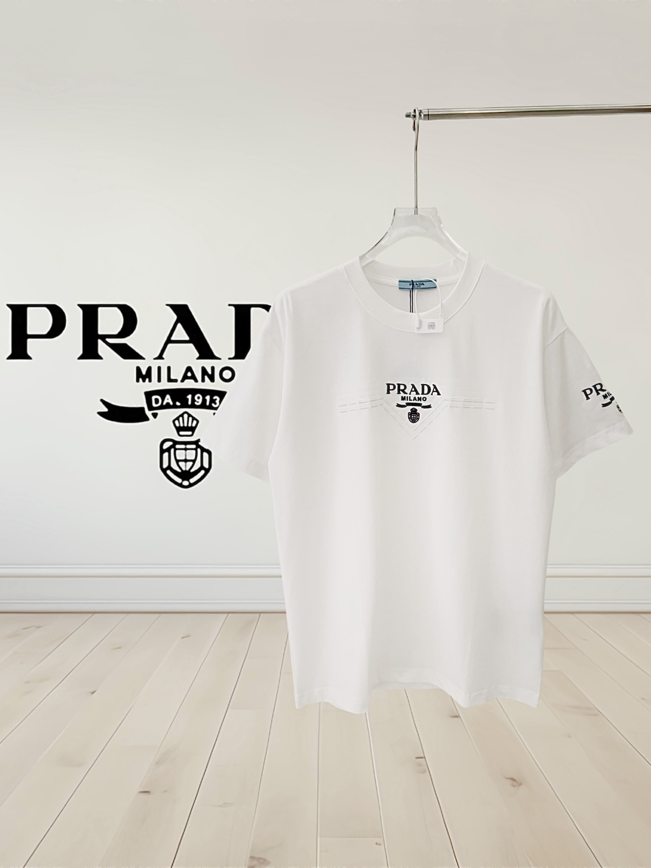 [Versión superior] Camiseta prada 25ss de manga corta con cuello redondo. El proceso de bordado tridimensional se combi…