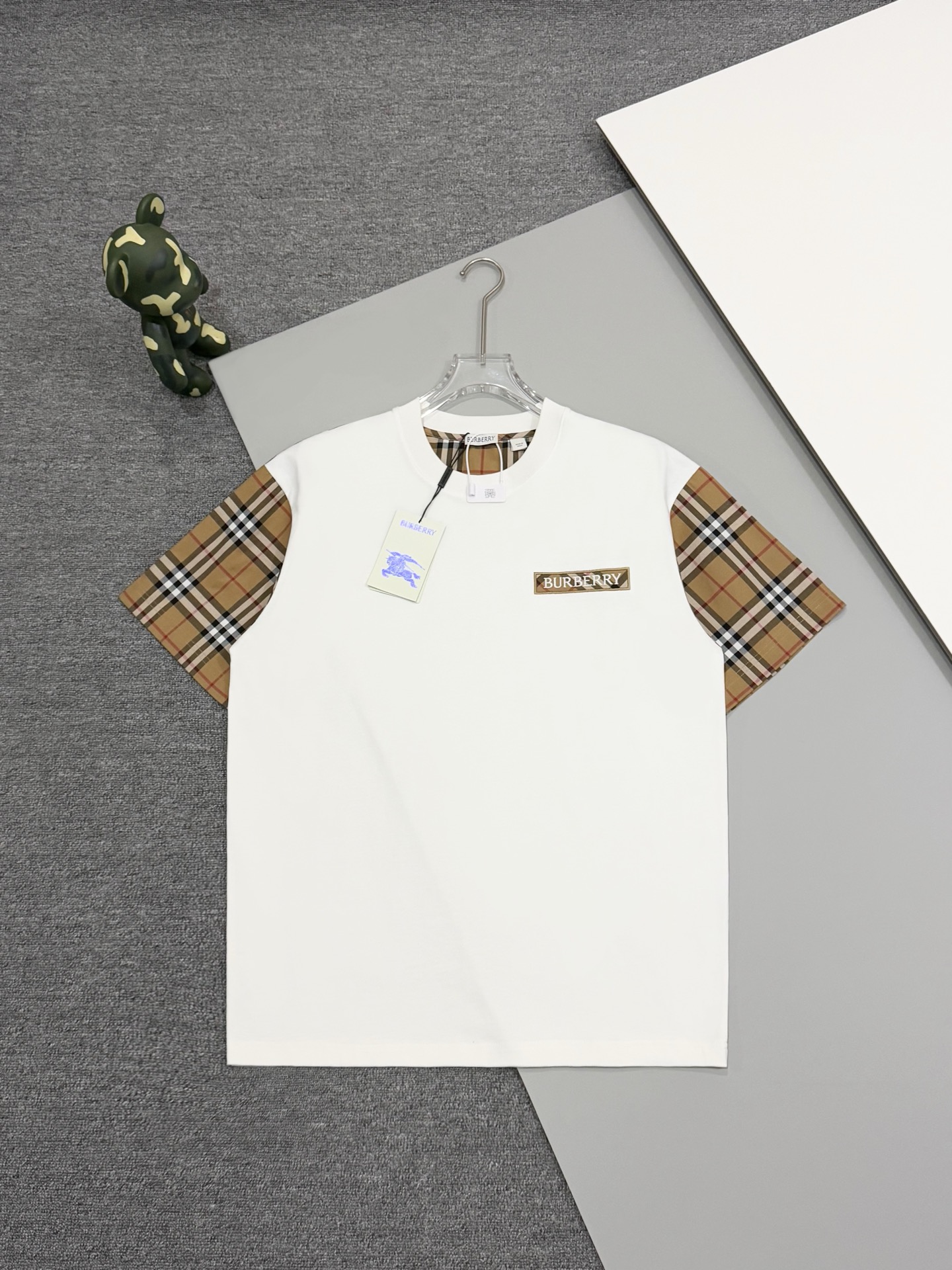 [高版本]Burberry巴宝莉 新款独家限定 25ss最新最顶级 格纹拼接刺绣🪡字母logo 双袖后背格纹贴布 精美重工艺 280克洗水面料t恤作为奢侈界的龙头，可谓是当之无愧了，而今天要说的这件作品，首先映入眼帘的就是宽松舒适的黑白…