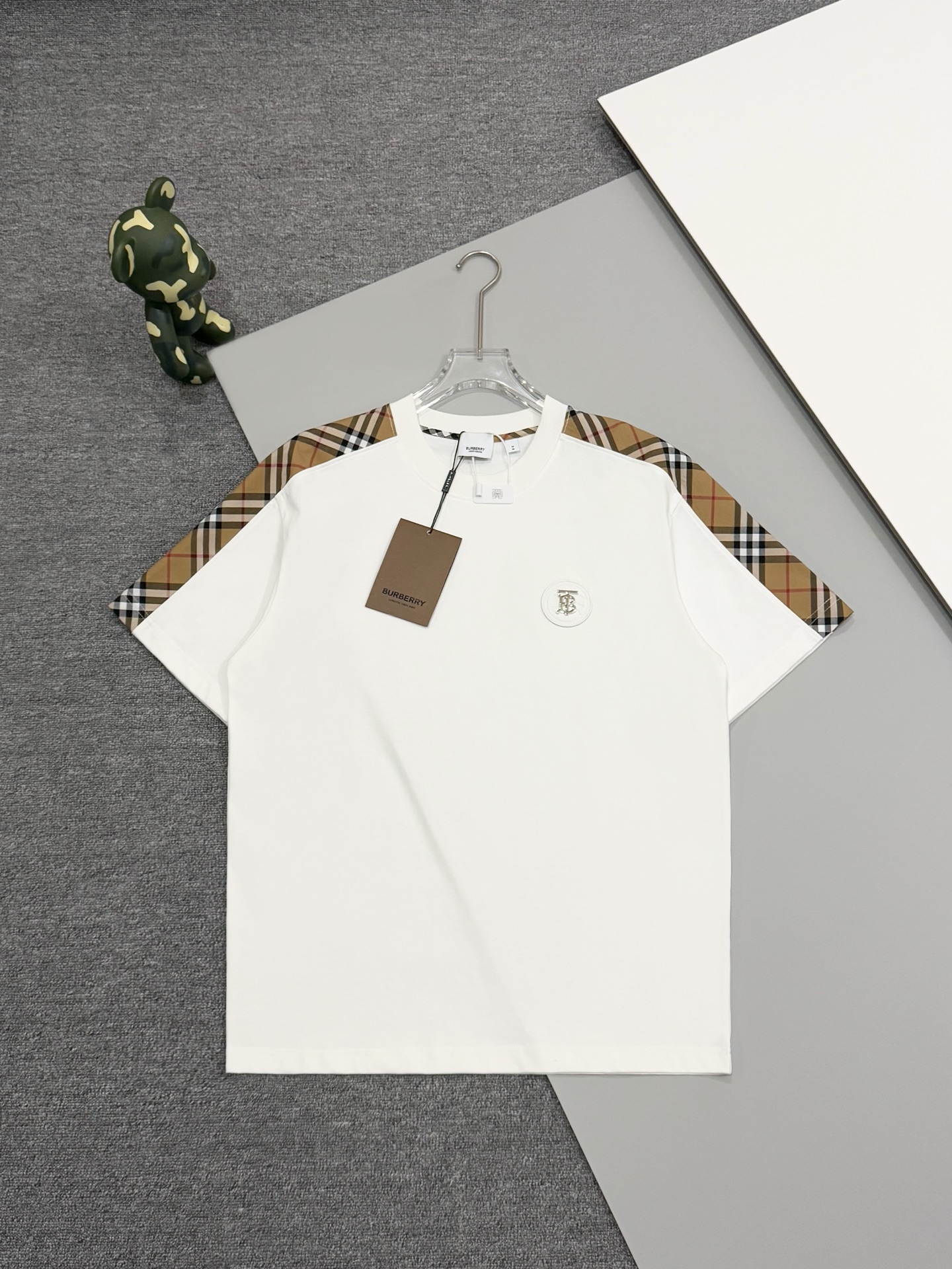 [高品质] burberry 巴宝莉 25ss春夏新款圆领短袖t恤tb五金字母圆形皮革绣章logo。双肩膀格纹。标识官方同步 原版开模时尚个性 百搭潮流纯原品质 原版32支280克洗水面料吊牌 领标 水洗麦 三标齐全 颜色: 黑色.白色.…