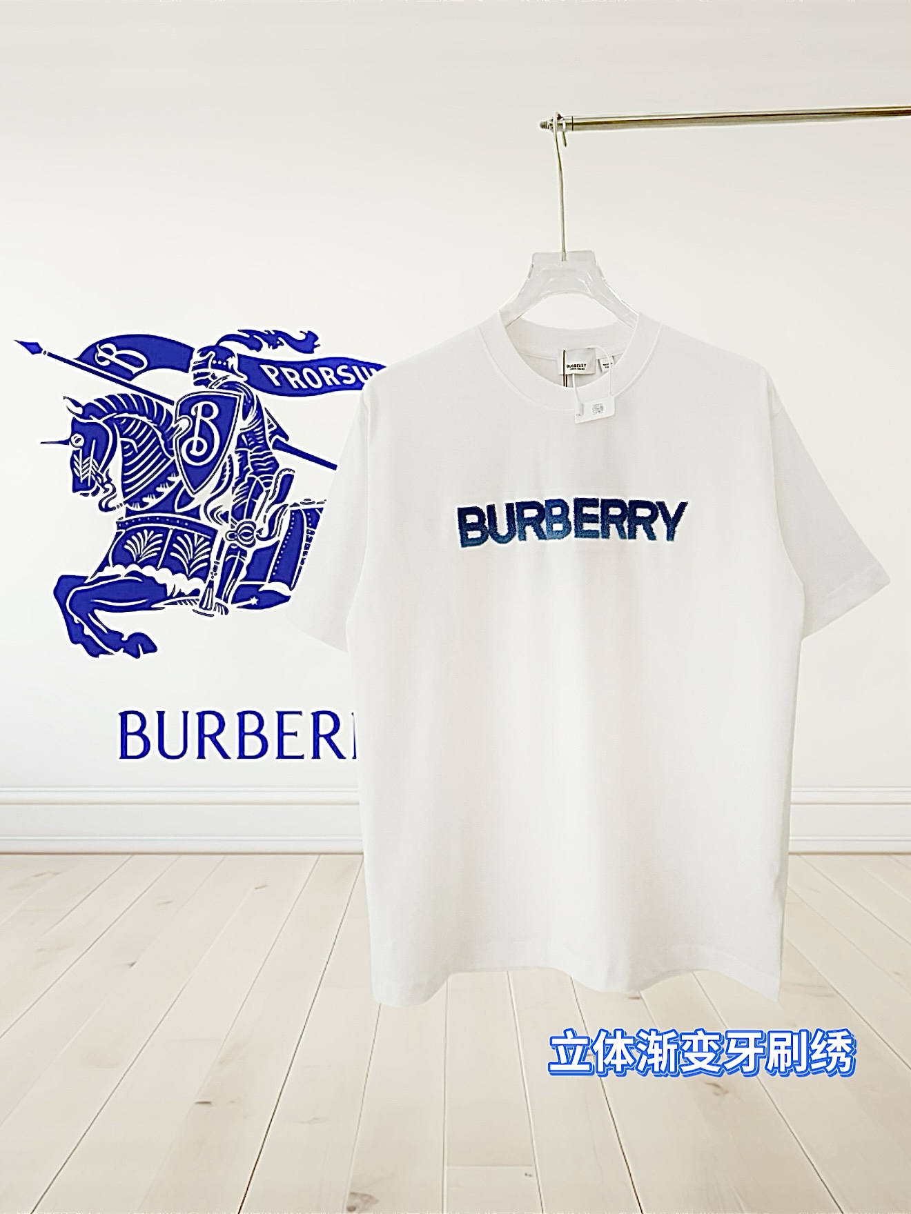 [高版本] burberry 巴宝莉 早春25ss.前面采用高工艺牙刷绣绣出英文logo，后幅刺绣战马短袖t恤.原版开模，重磅双280g32支纯棉洗水手感，前后片高端刺绣.反面加防护模，还原特殊工艺带来的潮流，定制定染 ，面料舒适柔软，三…