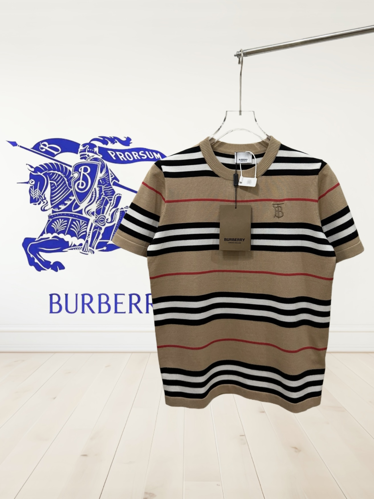 ［高品质］Burberry 巴宝莉25ss春夏新款条纹拼接针织毛衣胸前刺绣TB短袖，精工细作 舒适与透气性备受青睐 独特色调巧妙运用 时尚线条设计 意大利进口羊毛针织面料 绒面感极强极细腻 软糯入骨 可直接贴身穿着毫无刺痛感 穿着超级舒适…