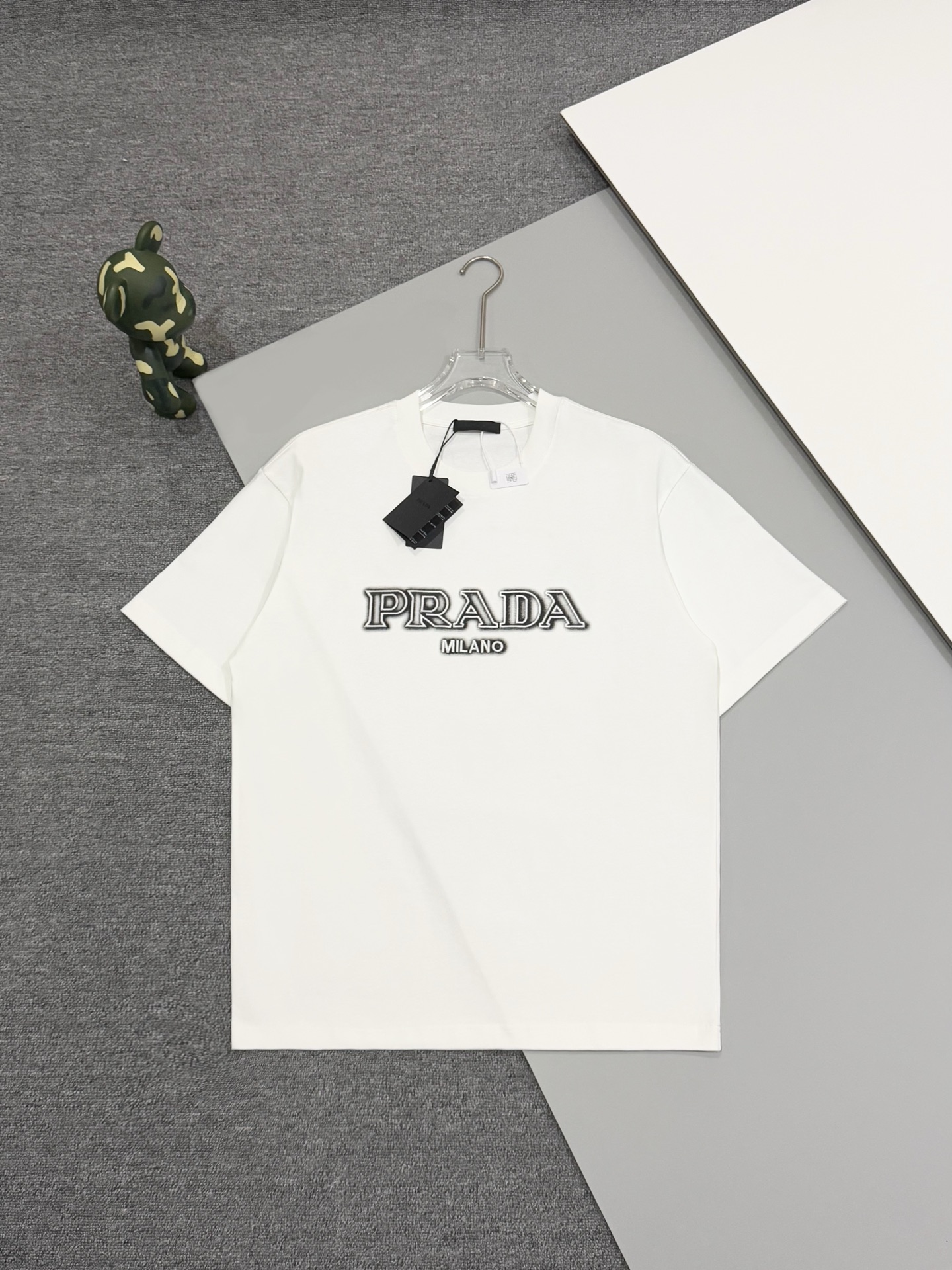 [Versión superior] camiseta nueva prada 25s. La última impresión gráfica y diez combinaciones de bordado, el diseño de …