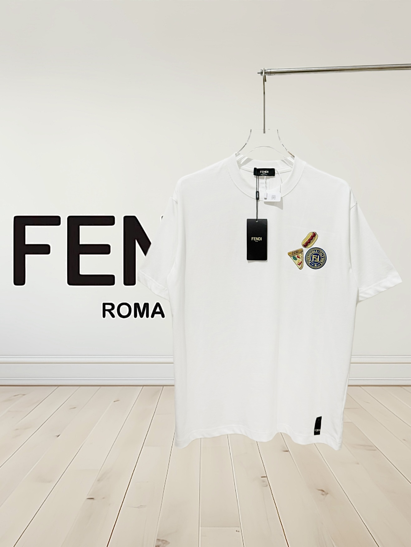 P140



  [高版本]FENDI*芬迪卡通刺绣短袖T恤®
*280g定制纯棉活性棉 面料透气舒适易清洗 
*胸部饰有撞色混合图案绣饰，图案中运用多种针法及设计，精美的刺绣和复杂的手工艺，精细的细节处理，造就了微感立体浮雕的刺绣效果。衣领背面饰有同色F标志绣饰。
*时尚又个性，超级百搭的一款！宽松版型，休闲自在，适合各种场合穿着 百搭款
⚠️洗涤方式：建议干洗或包裹洗衣袋反面单独冷水快速机洗自然晾干！
男女同款 

𝐂𝐎𝐋𝐎𝐔𝐑：白色 黑色

𝐒𝐈𝐙𝐄：S-XL