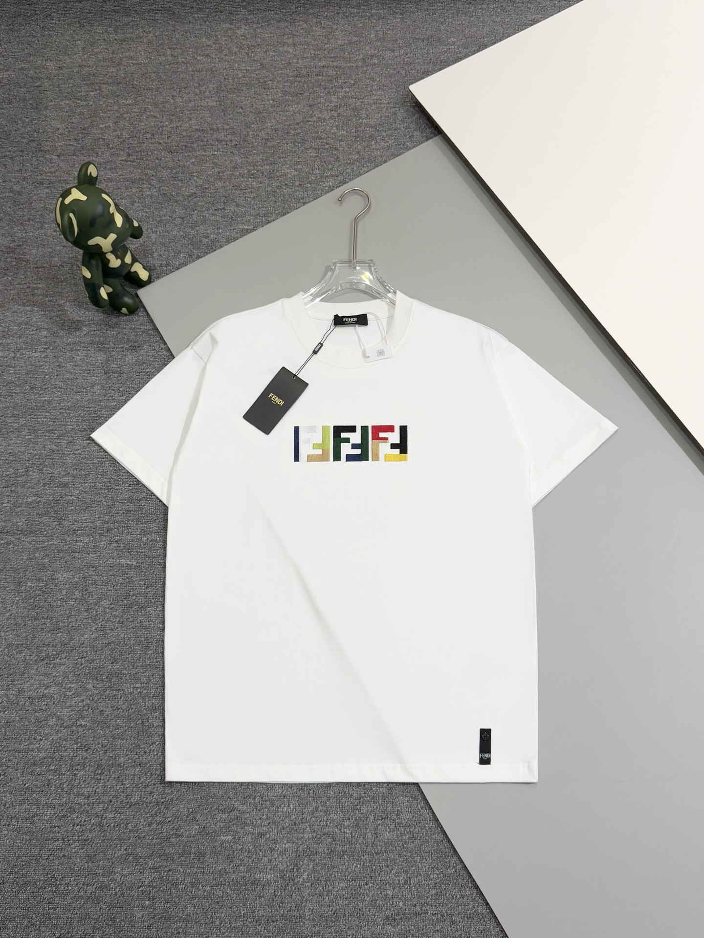 [Versión alta] fendi Fendi fd patrón de letras FF bordadas en colores, espalda con FF invertido bordado. [Sincronizado …