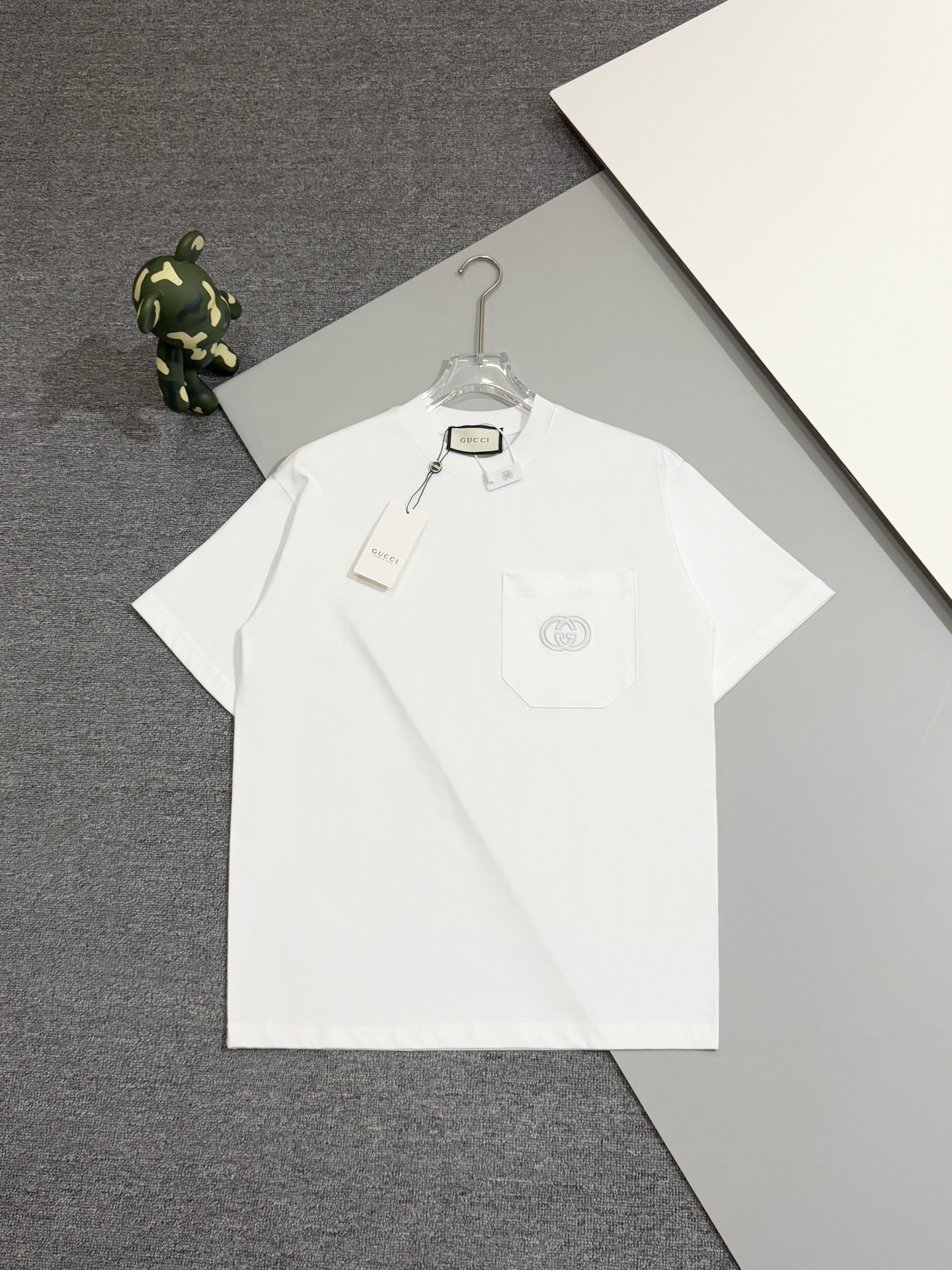 [Versión alta] Gucci camiseta de manga corta con bolsillo y parche bordado con doble G, clásico y versátil, estilo juve…