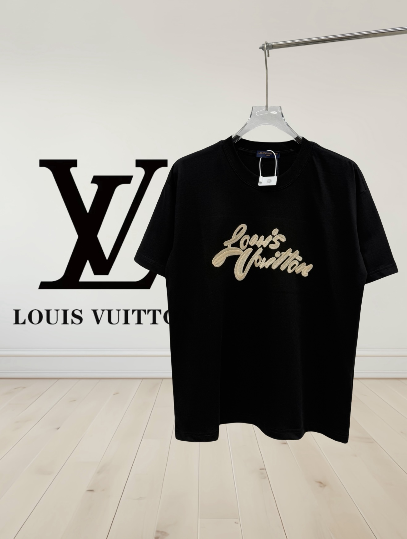 [高品质] Louis Vuitton 路易威登 25ss春夏新款,签名刺绣字母短袖T恤,面料采用纯棉材质,采用田岛机棉麻融入品牌刺绣.后背新造型提花小方块为休闲造型,整体走线平直细腻,面料舒适柔软,颜色一致无色差 能与同款搭配营造时尚造型,驾驭各种场合,定制辅料,三标齐全,男女同款! 颜色: 黑色,白色