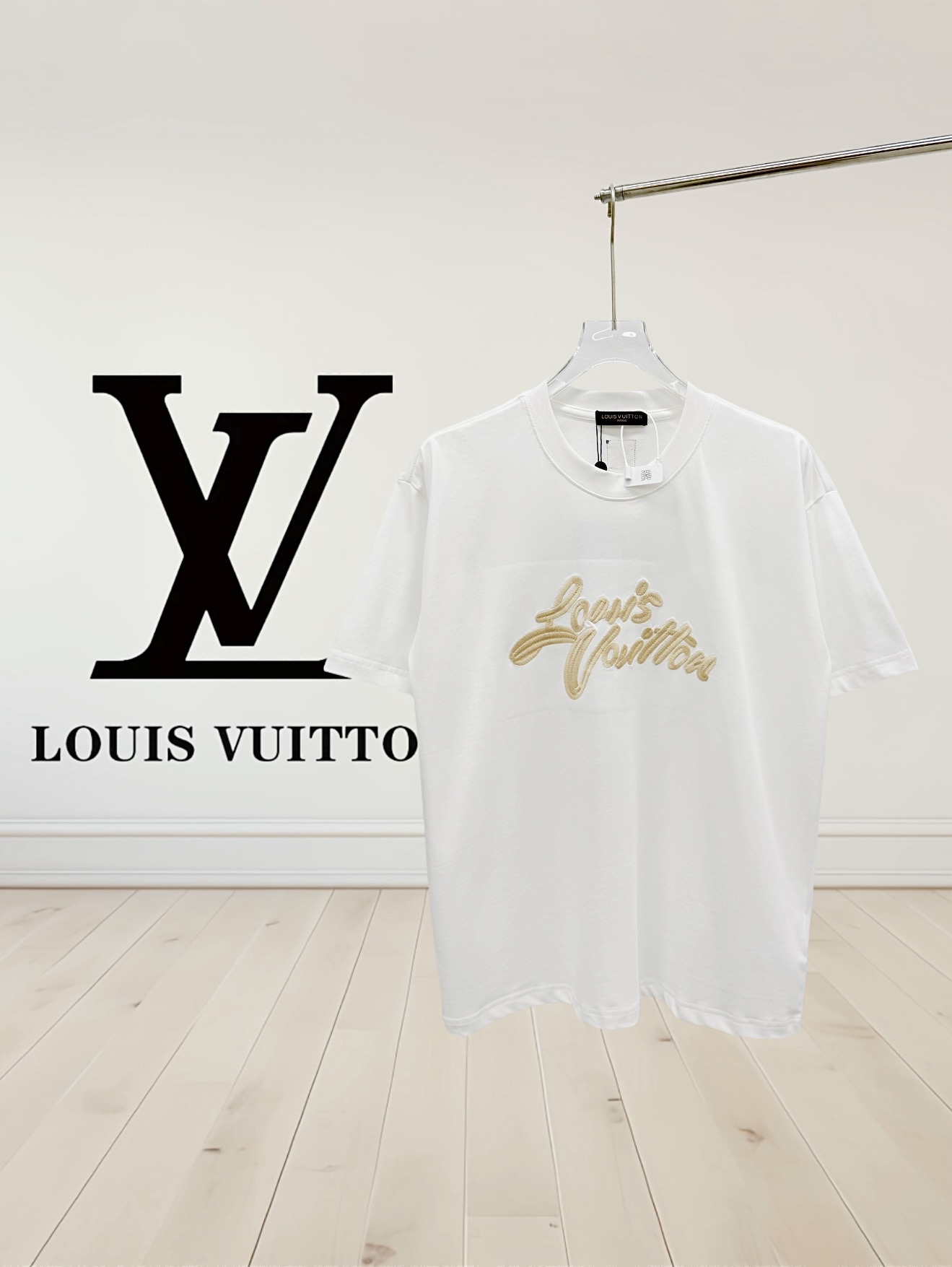[高品质] Louis Vuitton 路易威登 25ss春夏新款,签名刺绣字母短袖T恤,面料采用纯棉材质,采用田岛机棉麻融入品牌刺绣.后背新造型提花小方块为休闲造型,整体走线平直细腻,面料舒适柔软,颜色一致无色差 能与同款搭配营造时尚造型,驾驭各种场合,定制辅料,三标齐全,男女同款! 颜色: 黑色,白色
