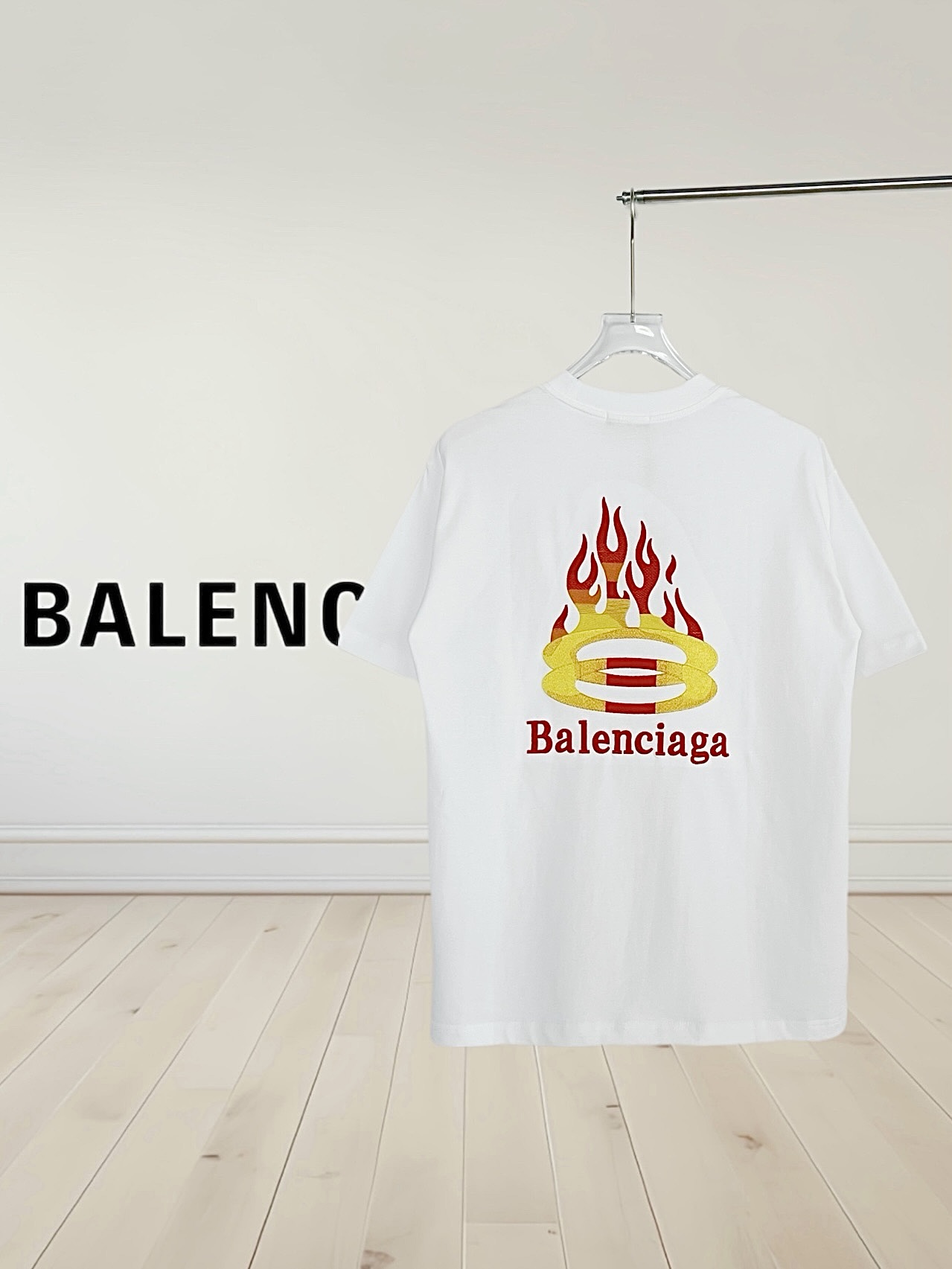 💰90
 ［高版本］BALENClAGA   巴黎世家  前后幅采用火焰🔥图案字母拼色高工艺刺绣T恤圆领，面料定制32支280克纯棉精梳面料。进口百灵达高工艺绣花机20W针变色刺绣．细节完美，三标齐全。宽松版型  男女同款。                                                                 colour：黑色  白色．
 size：S-XL
