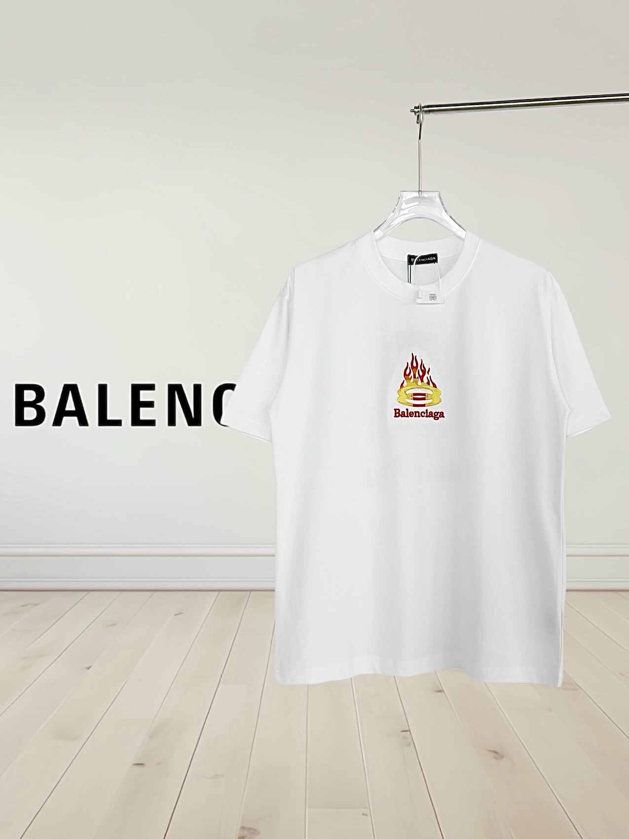 💰90
 ［高版本］BALENClAGA   巴黎世家  前后幅采用火焰🔥图案字母拼色高工艺刺绣T恤圆领，面料定制32支280克纯棉精梳面料。进口百灵达高工艺绣花机20W针变色刺绣．细节完美，三标齐全。宽松版型  男女同款。                                                                 colour：黑色  白色．
 size：S-XL