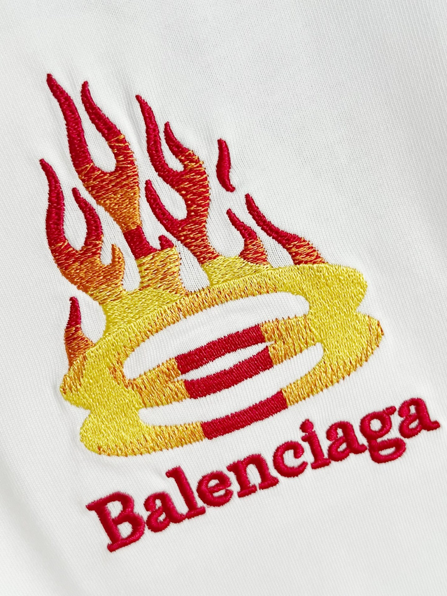 💰90
 ［高版本］BALENClAGA   巴黎世家  前后幅采用火焰🔥图案字母拼色高工艺刺绣T恤圆领，面料定制32支280克纯棉精梳面料。进口百灵达高工艺绣花机20W针变色刺绣．细节完美，三标齐全。宽松版型  男女同款。                                                                 colour：黑色  白色．
 size：S-XL