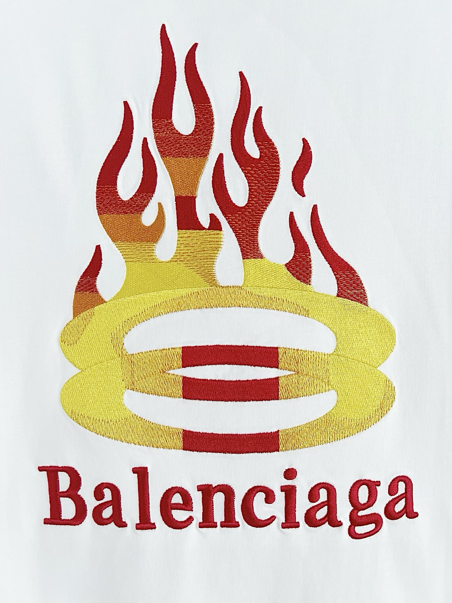 💰90
 ［高版本］BALENClAGA   巴黎世家  前后幅采用火焰🔥图案字母拼色高工艺刺绣T恤圆领，面料定制32支280克纯棉精梳面料。进口百灵达高工艺绣花机20W针变色刺绣．细节完美，三标齐全。宽松版型  男女同款。                                                                 colour：黑色  白色．
 size：S-XL