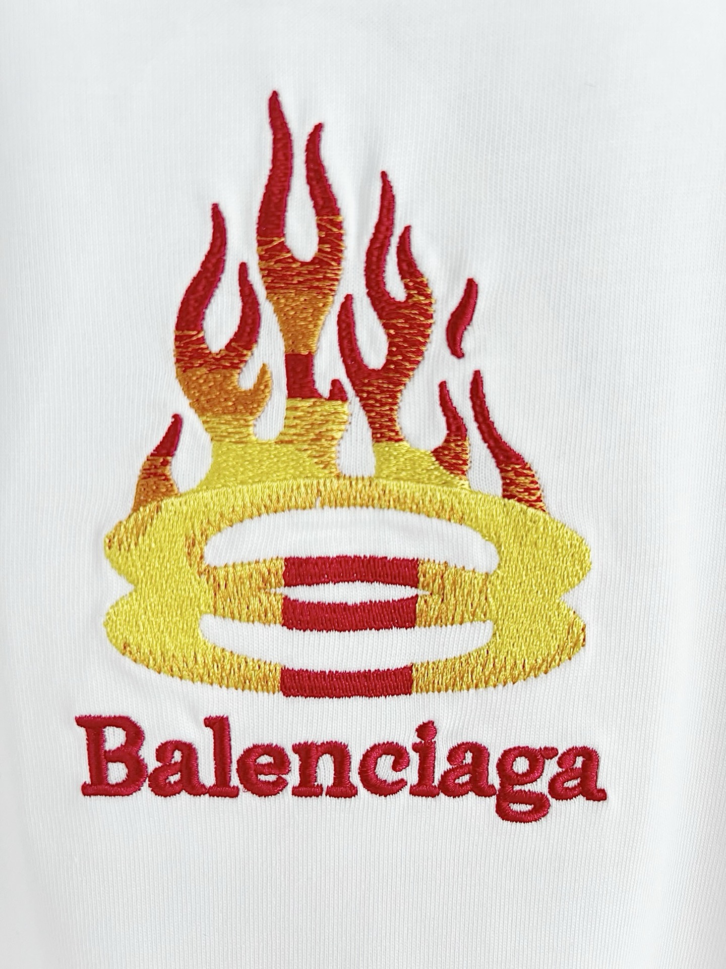 💰90
 ［高版本］BALENClAGA   巴黎世家  前后幅采用火焰🔥图案字母拼色高工艺刺绣T恤圆领，面料定制32支280克纯棉精梳面料。进口百灵达高工艺绣花机20W针变色刺绣．细节完美，三标齐全。宽松版型  男女同款。                                                                 colour：黑色  白色．
 size：S-XL