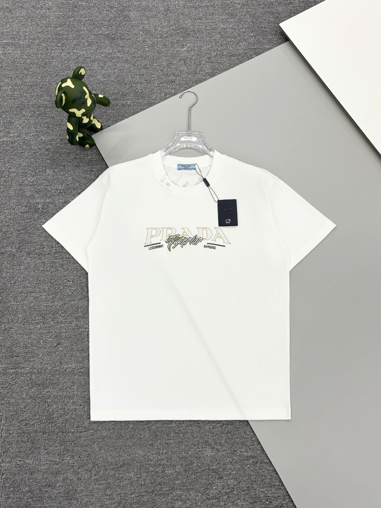 P140



 [高版本] Prada 普拉达 前后幅刺绣字母浮雕系列 圆领短袖t恤衫微阔的版型 领口微微贴合颈部，整体时尚而有潮流，32支280g面料采用客供定织100%高支棉，面料柔软亲肤透气 ，又有很好的挺括 垂感 上身时尚潮流色系.属于谁穿谁好看系列。三标齐全.男女同款
颜色:黑色/白色。
尺码：S一XL