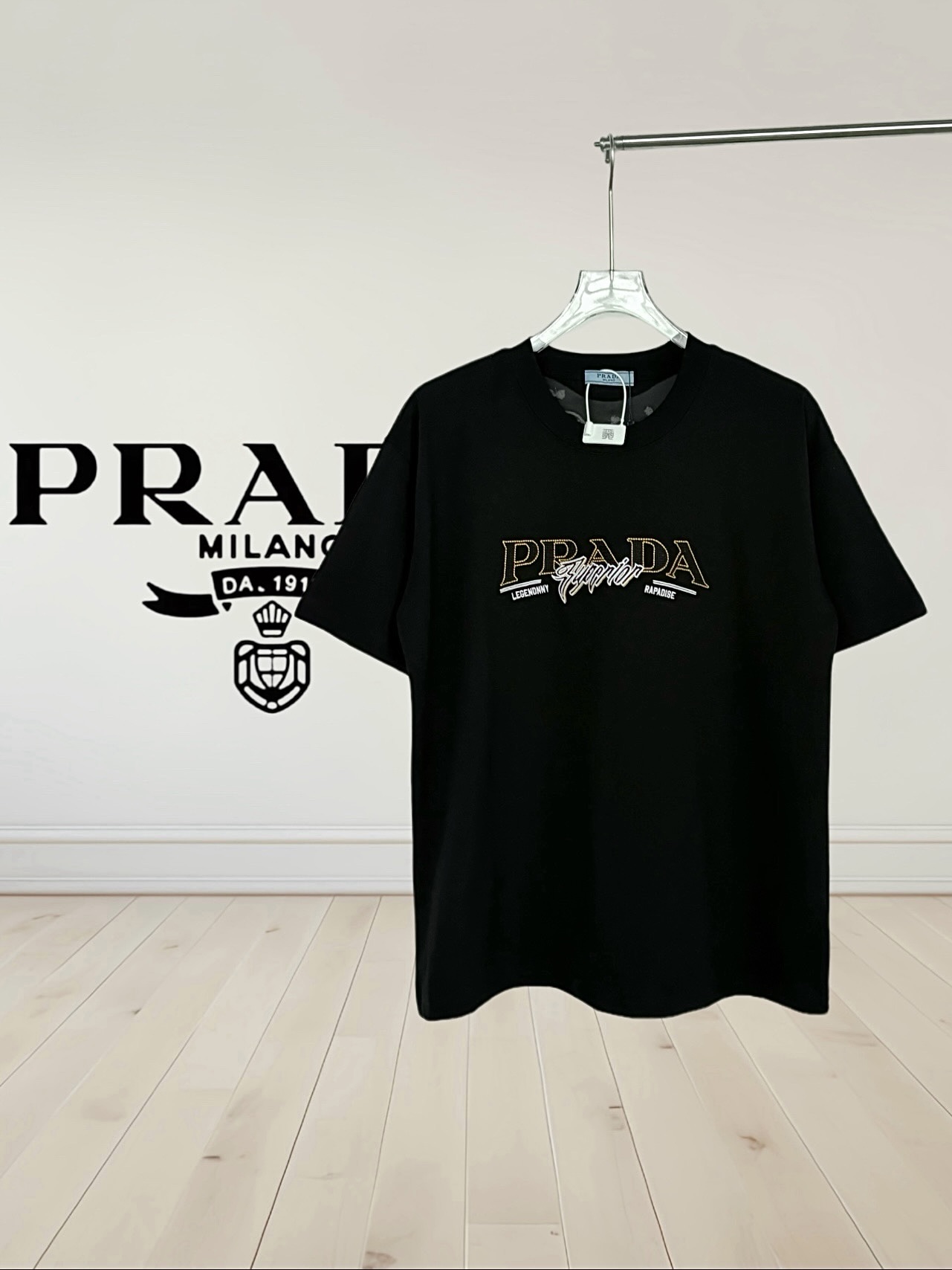 P140


 [高版本] Prada 普拉达 前后幅刺绣字母浮雕系列 圆领短袖t恤衫微阔的版型 领口微微贴合颈部，整体时尚而有潮流，32支280g面料采用客供定织100%高支棉，面料柔软亲肤透气 ，又有很好的挺括 垂感 上身时尚潮流色系.属于谁穿谁好看系列。三标齐全.男女同款
颜色:黑色/白色。
尺码：S一XL