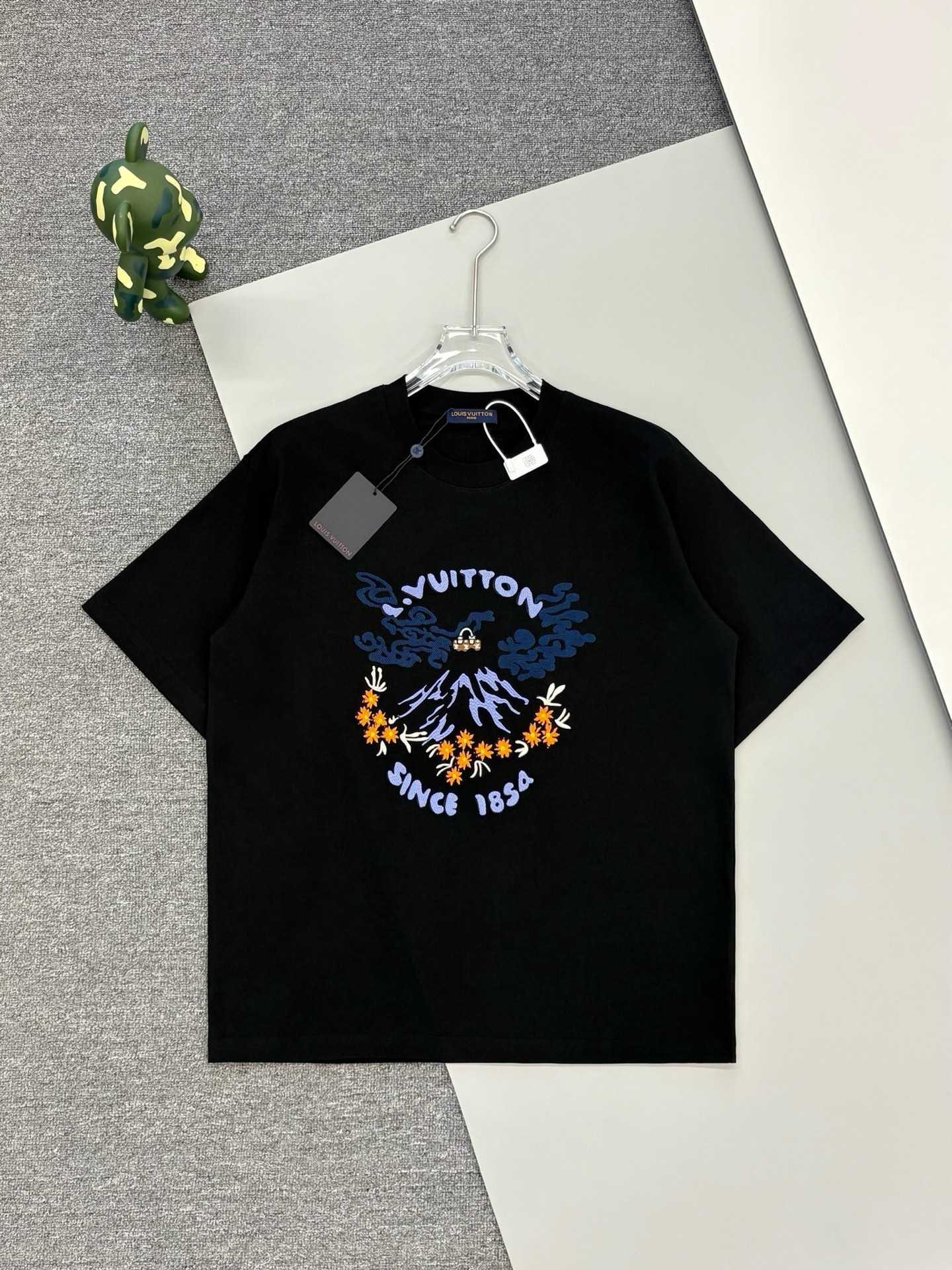 P80 [Alta calidad] LOUIS VUITTON Nigo conjunto volcán bordado manga corta cuello redondo camiseta harrell William y Nig…