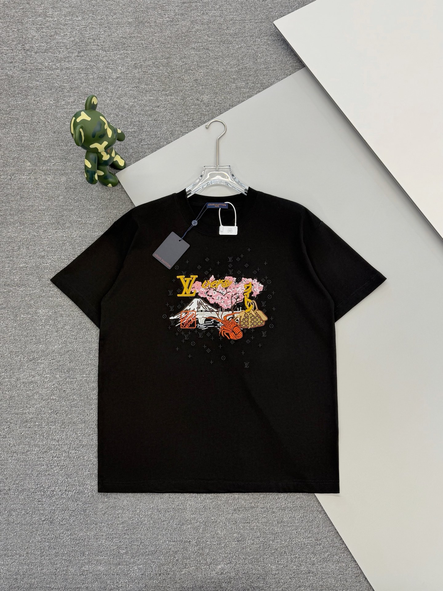 P80 [Versión superior] Louis Vuitton* Manga corta con cuello redondo y langosta bordada Louis Vuitton. Confeccionado en…