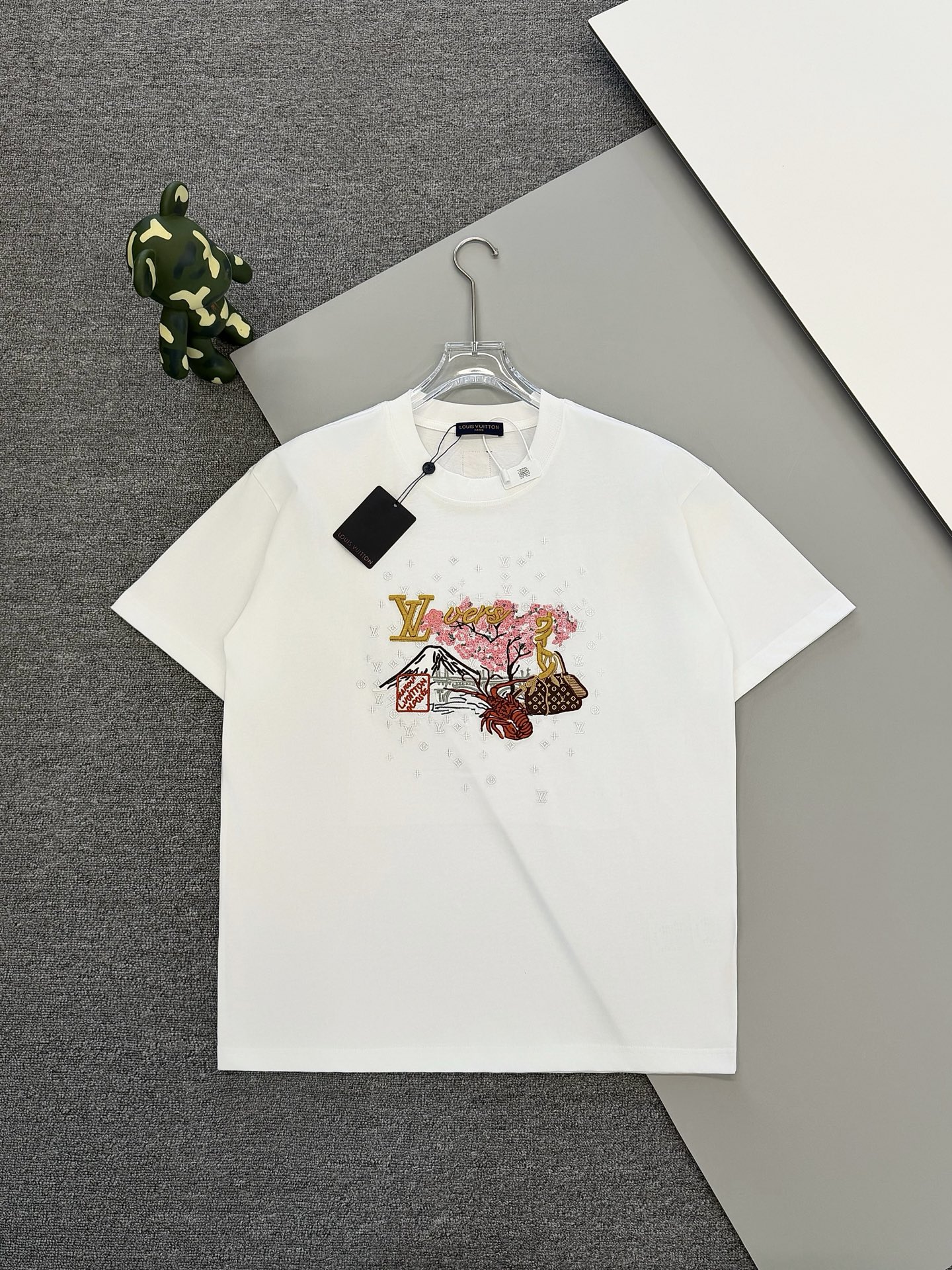 P80 [Versión superior] Louis Vuitton* Manga corta con cuello redondo y langosta bordada Louis Vuitton. Confeccionado en…