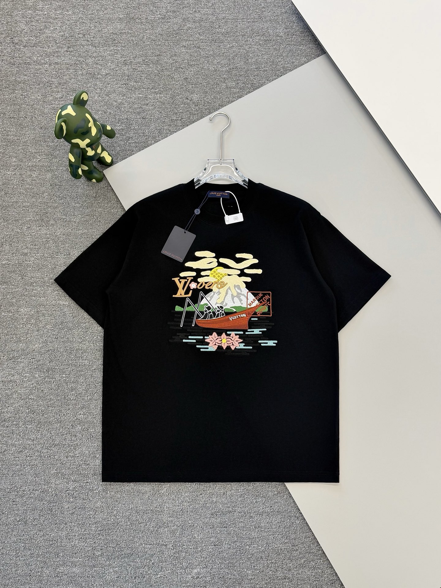 P85 [Alta calidad] El logotipo bordado de pescador de Louis Vuitton está exquisitamente actualizado, inspirado en el es…