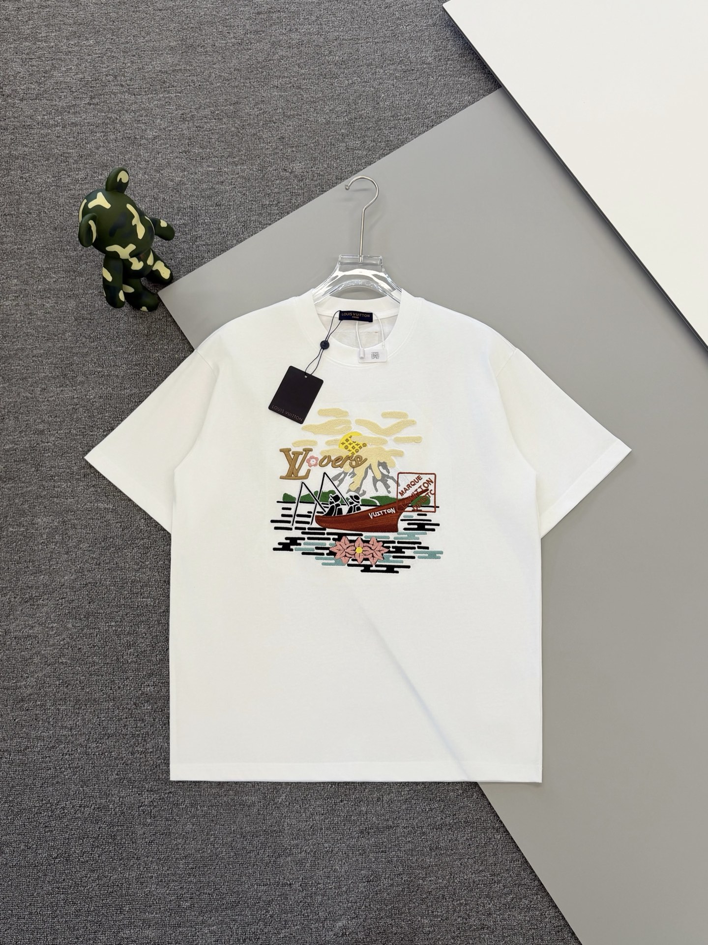 P85 [Alta calidad] El logotipo bordado de pescador de Louis Vuitton está exquisitamente actualizado, inspirado en el es…