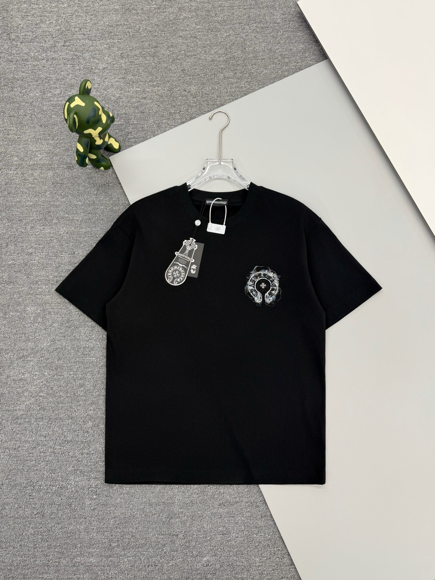 [高品质] Chrome hearts 克罗心 刺绣前后印花+刺绣马蹄标志品牌logo,前后幅采用刺绣+印花+铆钉刺绣重工艺设计 高端定制32支280克面料.手感柔软.穿着舒适.级别精致车线.做工精细.上身效果无敌帅气!男女同款 COLOUR:白色 黑色 尺寸表: S:肩宽51-胸围55-衣长70 M:肩宽53-胸围57-衣长72 L:肩宽55-胸围59-衣长74 XL:肩宽57-胸围61-衣长76