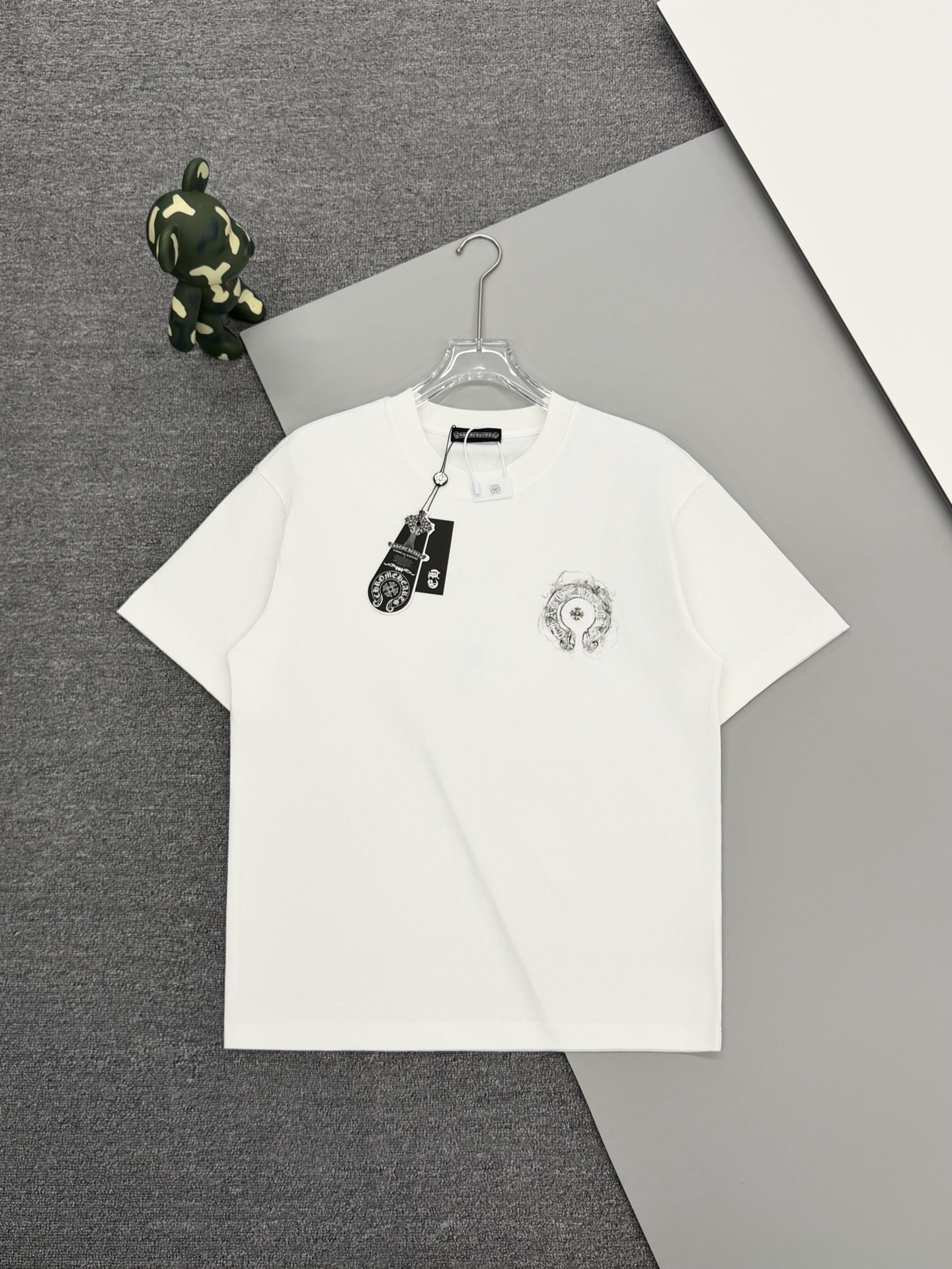 [高品质] Chrome hearts 克罗心 刺绣前后印花+刺绣马蹄标志品牌logo,前后幅采用刺绣+印花+铆钉刺绣重工艺设计 高端定制32支280克面料.手感柔软.穿着舒适.级别精致车线.做工精细.上身效果无敌帅气!男女同款 COLOUR:白色 黑色 尺寸表: S:肩宽51-胸围55-衣长70 M:肩宽53-胸围57-衣长72 L:肩宽55-胸围59-衣长74 XL:肩宽57-胸围61-衣长76