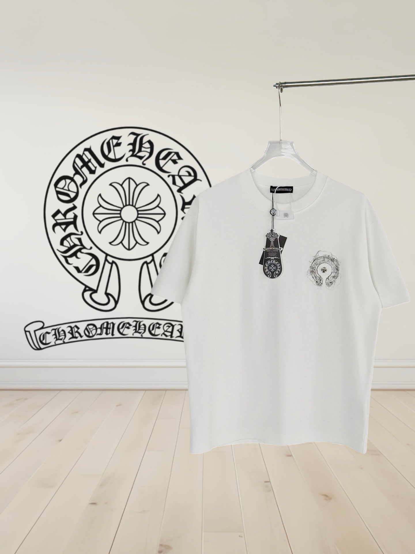 [高品质] Chrome hearts 克罗心 刺绣前后印花+刺绣马蹄标志品牌logo,前后幅采用刺绣+印花+铆钉刺绣重工艺设计 高端定制32支280克面料.手感柔软.穿着舒适.级别精致车线.做工精细.上身效果无敌帅气!男女同款 COLOUR:白色 黑色 尺寸表: S:肩宽51-胸围55-衣长70 M:肩宽53-胸围57-衣长72 L:肩宽55-胸围59-衣长74 XL:肩宽57-胸围61-衣长76