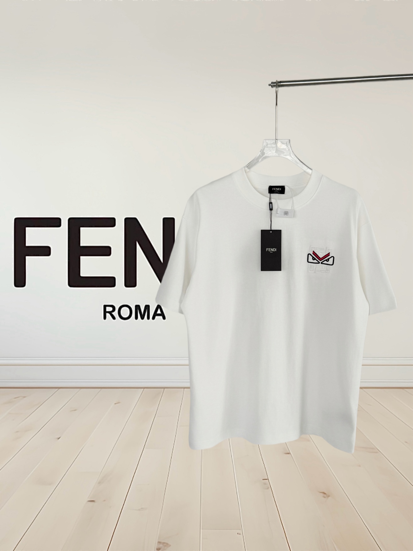 [高版本] 芬迪 FENDl 刺绣小怪兽眼睛圆领短袖t恤,采用独家定制280g原版双股双纱纯棉面料,定织定染同缸无色差罗纹,定制辅料,三标齐全,oversize宽松版型,做工精细完美,面料柔软舒适且不变形,欢迎任意比对品质,男女同款. COLOUR:白色 /黑色 尺寸表: S:肩宽51-胸围55-衣长70 M:肩宽53-胸围57-衣长72 L:肩宽55-胸围59-衣长74 XL:肩宽57-胸围61-衣长76