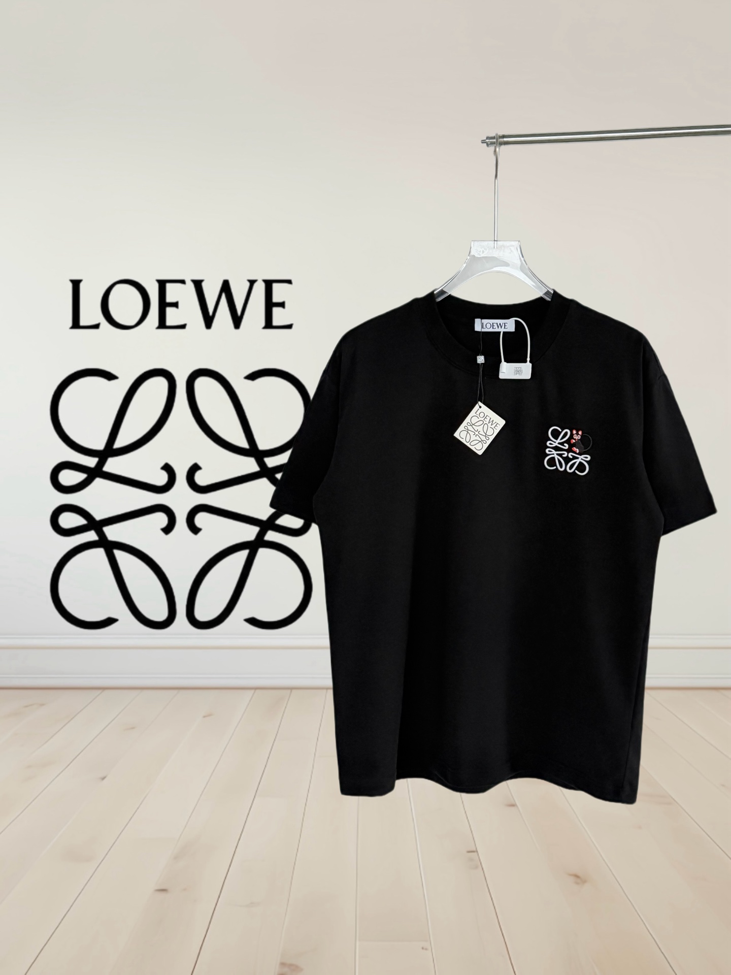 [高版本] Loewe*罗意威,经典刺绣 ️短袖T恤 🖤胸前Anagram刺绣 Logo超有辨识度,简约又有质感.定制280g纯棉面料,触感柔软顺滑,透气性很棒,夏天穿超舒服!男女同款宽松版型,单穿叠穿都OK,百搭不挑人~ COLOUR:黑色 白色 尺寸表: S:肩宽51-胸围55-衣长70 M:肩宽53-胸围57-衣长72 L:肩宽55-胸围59-衣长74 XL:肩宽57-胸围61-衣长76
