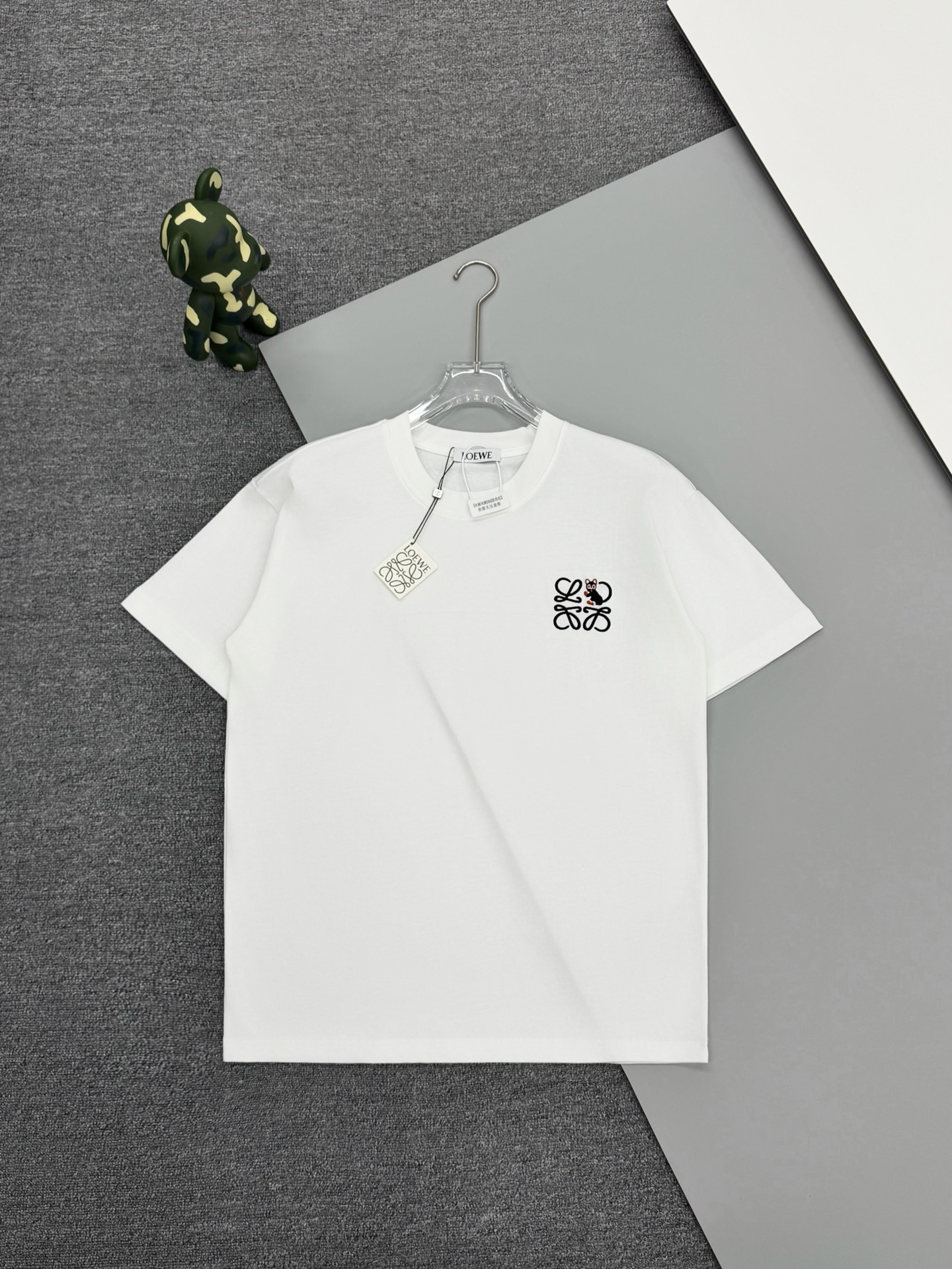 [高版本] Loewe*罗意威,经典刺绣 ️短袖T恤 🖤胸前Anagram刺绣 Logo超有辨识度,简约又有质感.定制280g纯棉面料,触感柔软顺滑,透气性很棒,夏天穿超舒服!男女同款宽松版型,单穿叠穿都OK,百搭不挑人~ COLOUR:黑色 白色 尺寸表: S:肩宽51-胸围55-衣长70 M:肩宽53-胸围57-衣长72 L:肩宽55-胸围59-衣长74 XL:肩宽57-胸围61-衣长76