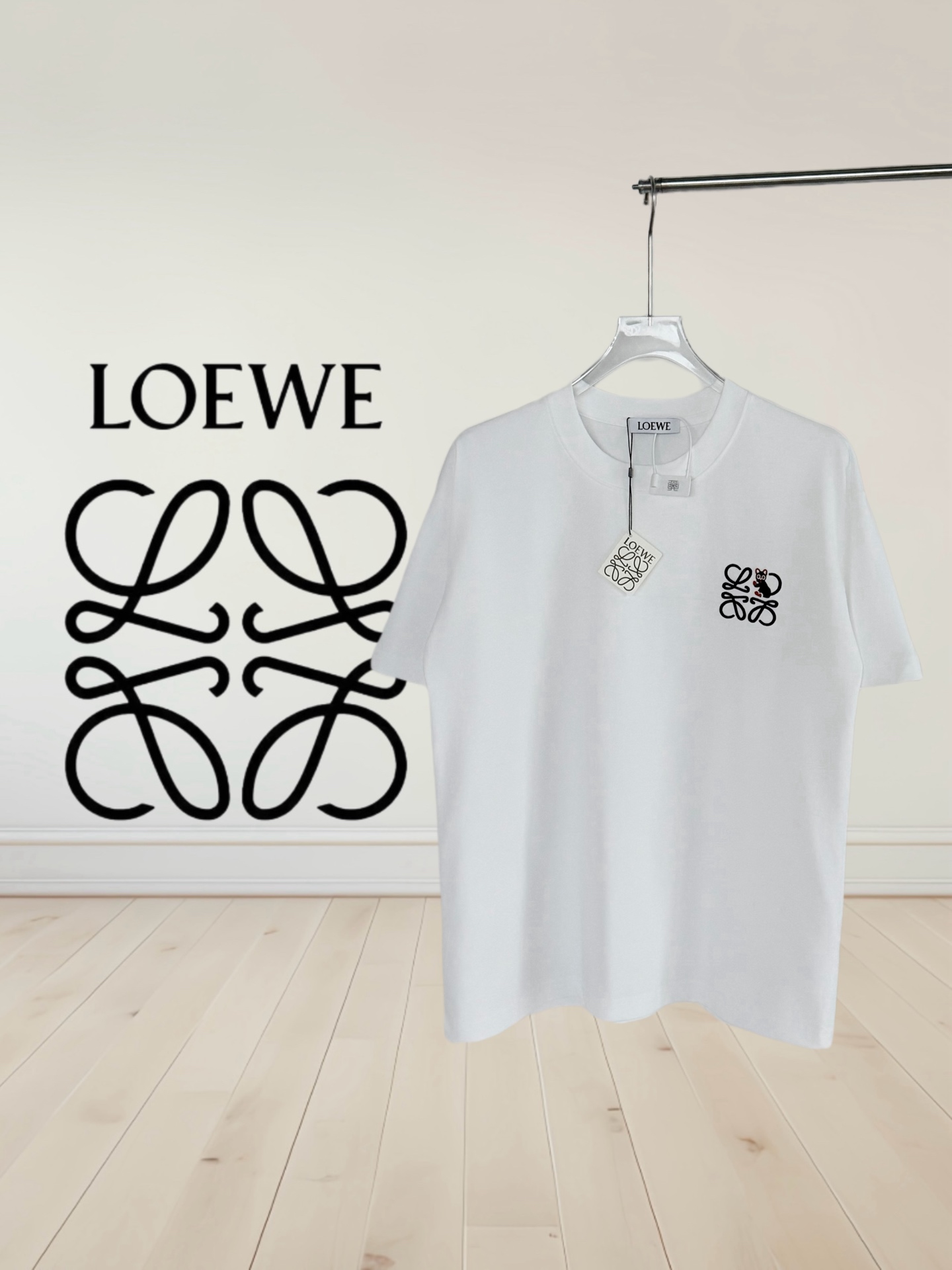 [高版本] Loewe*罗意威,经典刺绣 ️短袖T恤 🖤胸前Anagram刺绣 Logo超有辨识度,简约又有质感.定制280g纯棉面料,触感柔软顺滑,透气性很棒,夏天穿超舒服!男女同款宽松版型,单穿叠穿都OK,百搭不挑人~ COLOUR:黑色 白色 尺寸表: S:肩宽51-胸围55-衣长70 M:肩宽53-胸围57-衣长72 L:肩宽55-胸围59-衣长74 XL:肩宽57-胸围61-衣长76