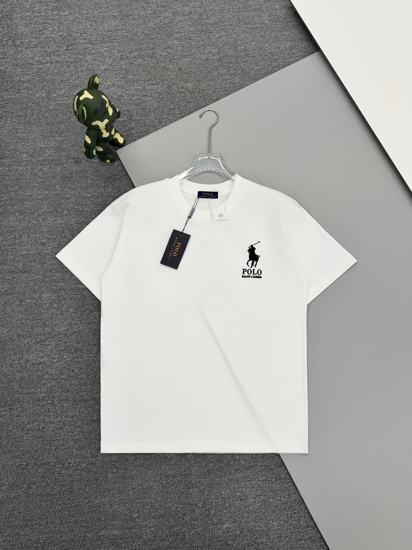 [高品质]Ralph Lauren*拉夫劳伦 刺绣微标简约 ️短袖T恤 💗Ralph Lauren经典短袖T恤,定制280g纯棉面料,柔软透气,胸前经典马背高尔夫🏌️刺绣,背logo+标识刺绣,简约又有辨识度.圆领设计,剪裁利落,定制280g纯棉面料,触感柔软顺滑,透气性很棒,夏天穿超舒服!男女同款宽松版型,单穿叠穿都OK,百搭不挑人~ COLOUR:黑色 白色 尺寸表: S:肩宽51-胸围55-衣长70 M:肩宽53-胸围57-衣长72 L:肩宽55-胸围59-衣长74 XL:肩宽57-胸围61-衣长76