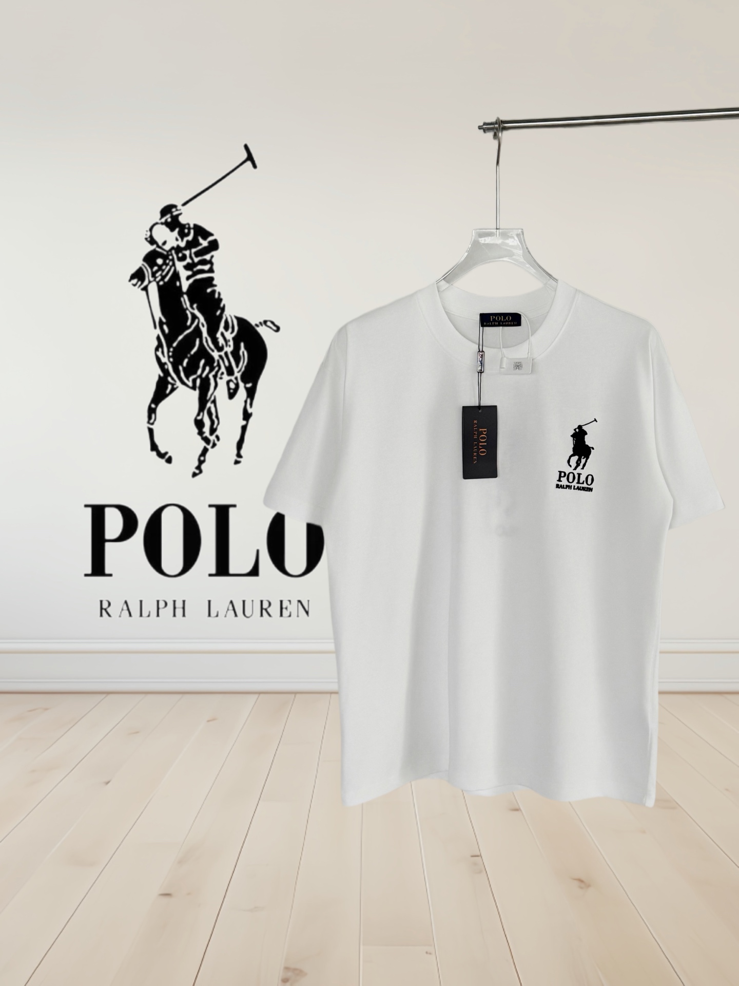 [高品质]Ralph Lauren*拉夫劳伦 刺绣微标简约 ️短袖T恤 💗Ralph Lauren经典短袖T恤,定制280g纯棉面料,柔软透气,胸前经典马背高尔夫🏌️刺绣,背logo+标识刺绣,简约又有辨识度.圆领设计,剪裁利落,定制280g纯棉面料,触感柔软顺滑,透气性很棒,夏天穿超舒服!男女同款宽松版型,单穿叠穿都OK,百搭不挑人~ COLOUR:黑色 白色 尺寸表: S:肩宽51-胸围55-衣长70 M:肩宽53-胸围57-衣长72 L:肩宽55-胸围59-衣长74 XL:肩宽57-胸围61-衣长76
