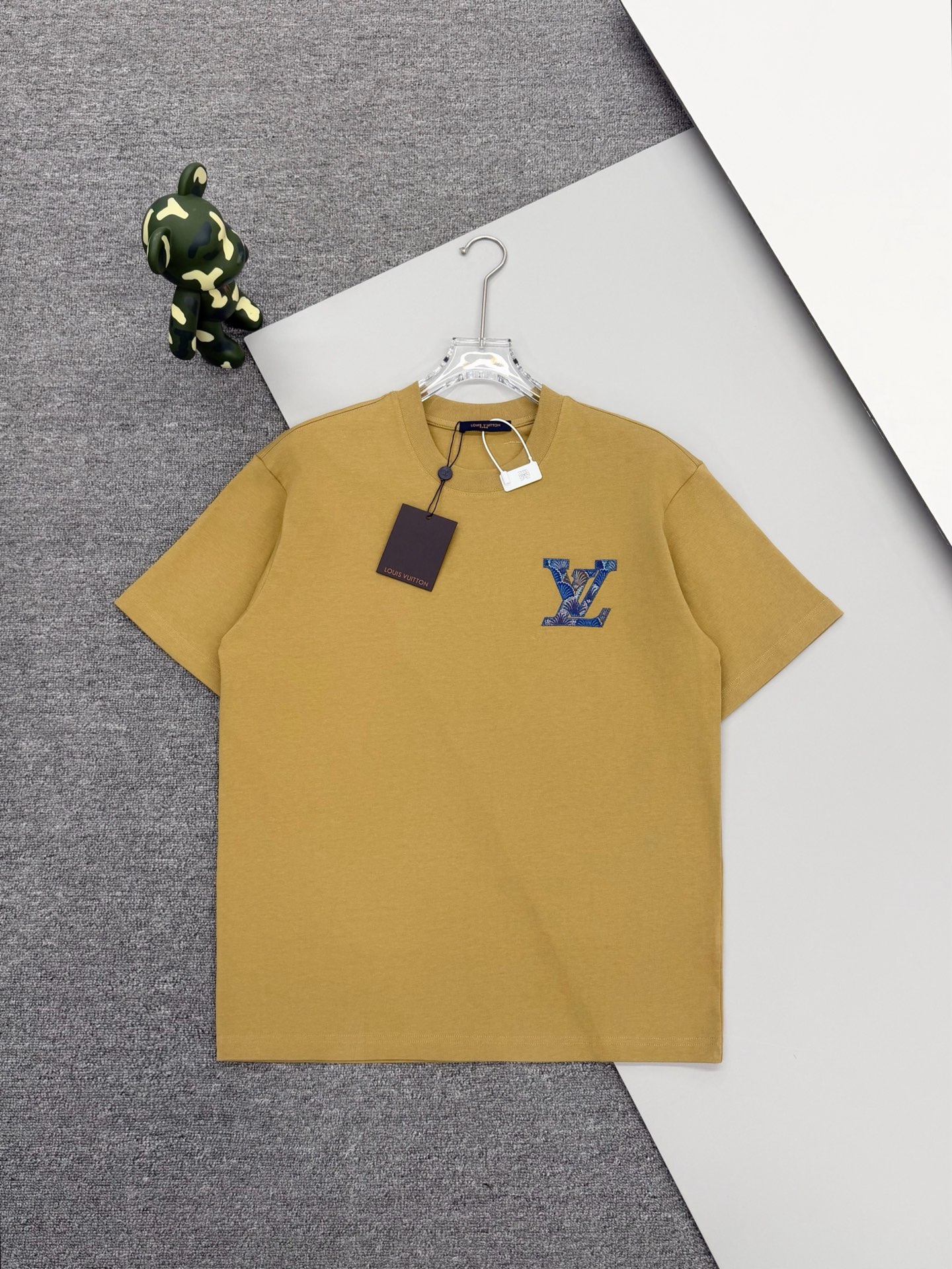 P85 [Versión superior] louisvuitton Louis Vuitton. Logotipo bordado‼ ️Camiseta con cuello redondo, parches quemados de …