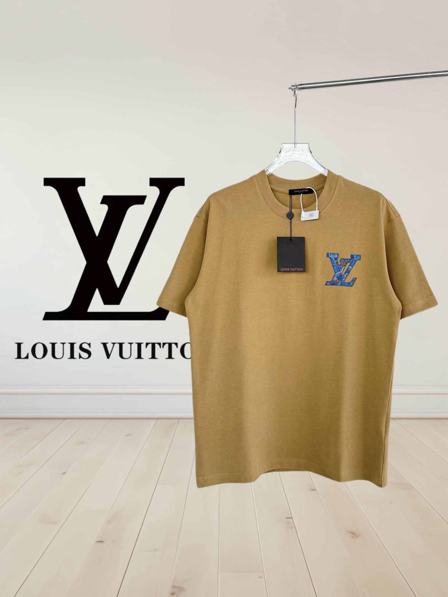 P85 [Versión superior] louisvuitton Louis Vuitton. Logotipo bordado‼ ️Camiseta con cuello redondo, parches quemados de …