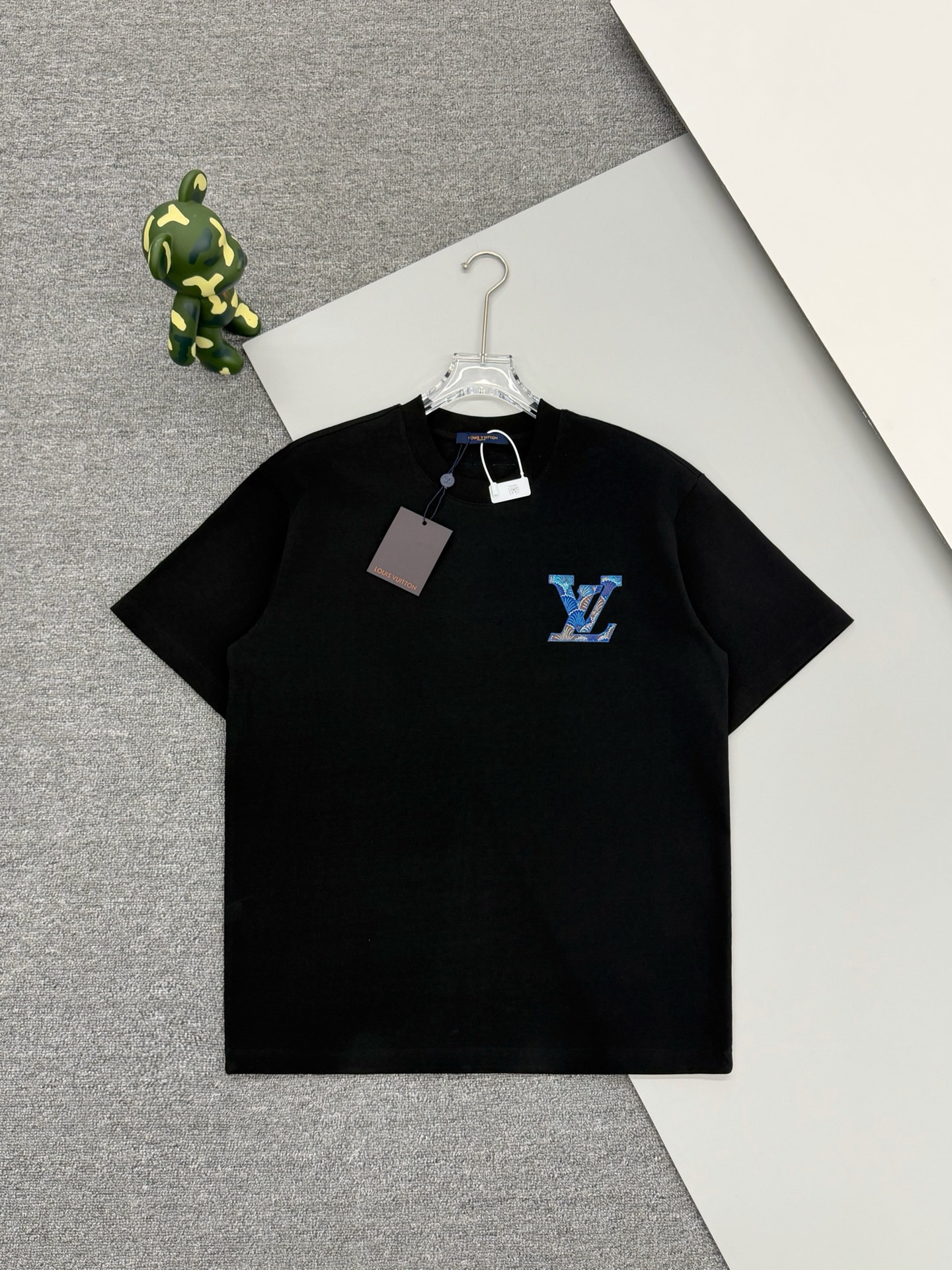 P85 [Versión superior] louisvuitton Louis Vuitton. Logotipo bordado‼ ️Camiseta con cuello redondo, parches quemados de …