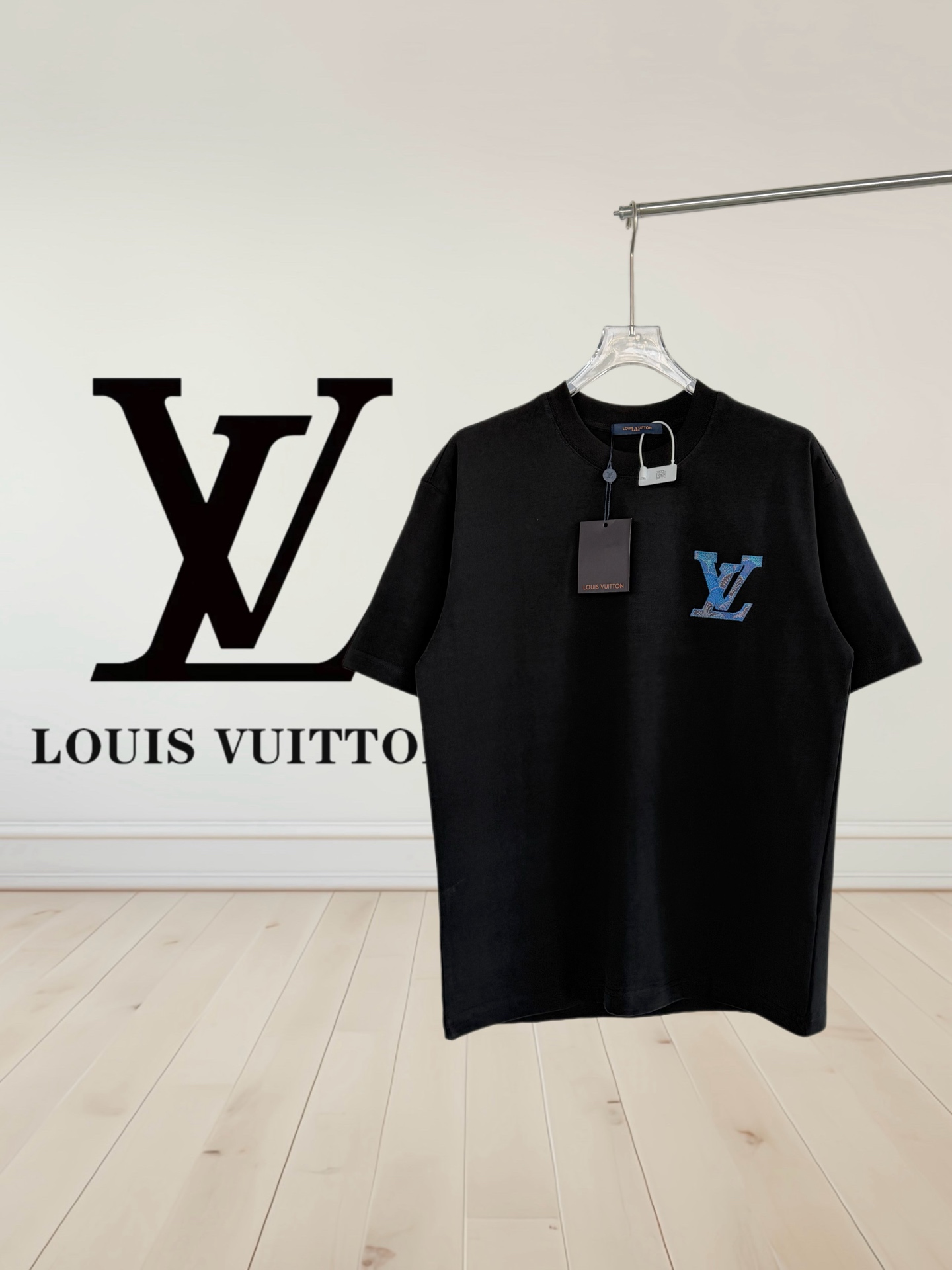 P85 [Versión superior] louisvuitton Louis Vuitton. Logotipo bordado‼ ️Camiseta con cuello redondo, parches quemados de …