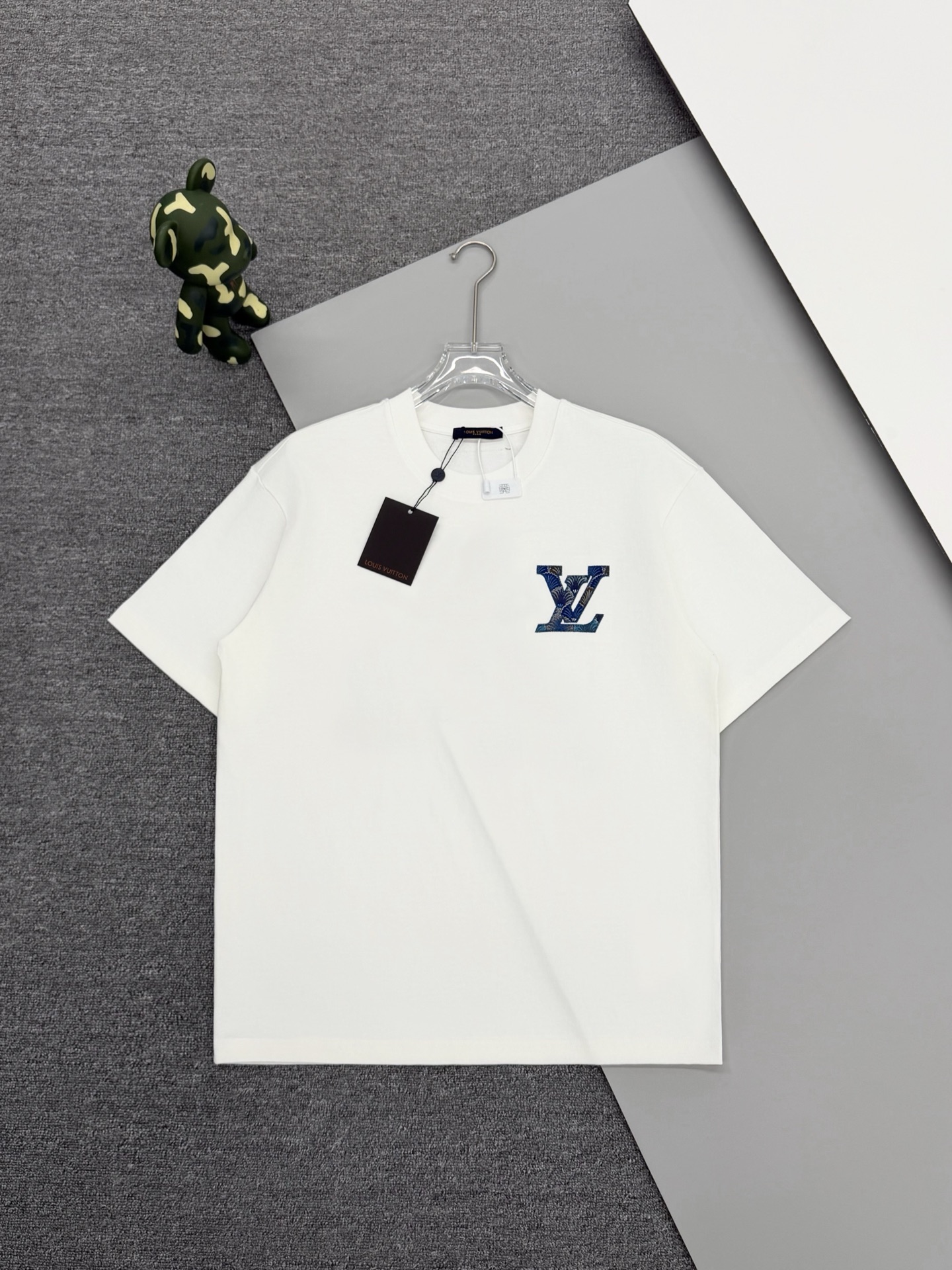 P85 [Versión superior] louisvuitton Louis Vuitton. Logotipo bordado‼ ️Camiseta con cuello redondo, parches quemados de …