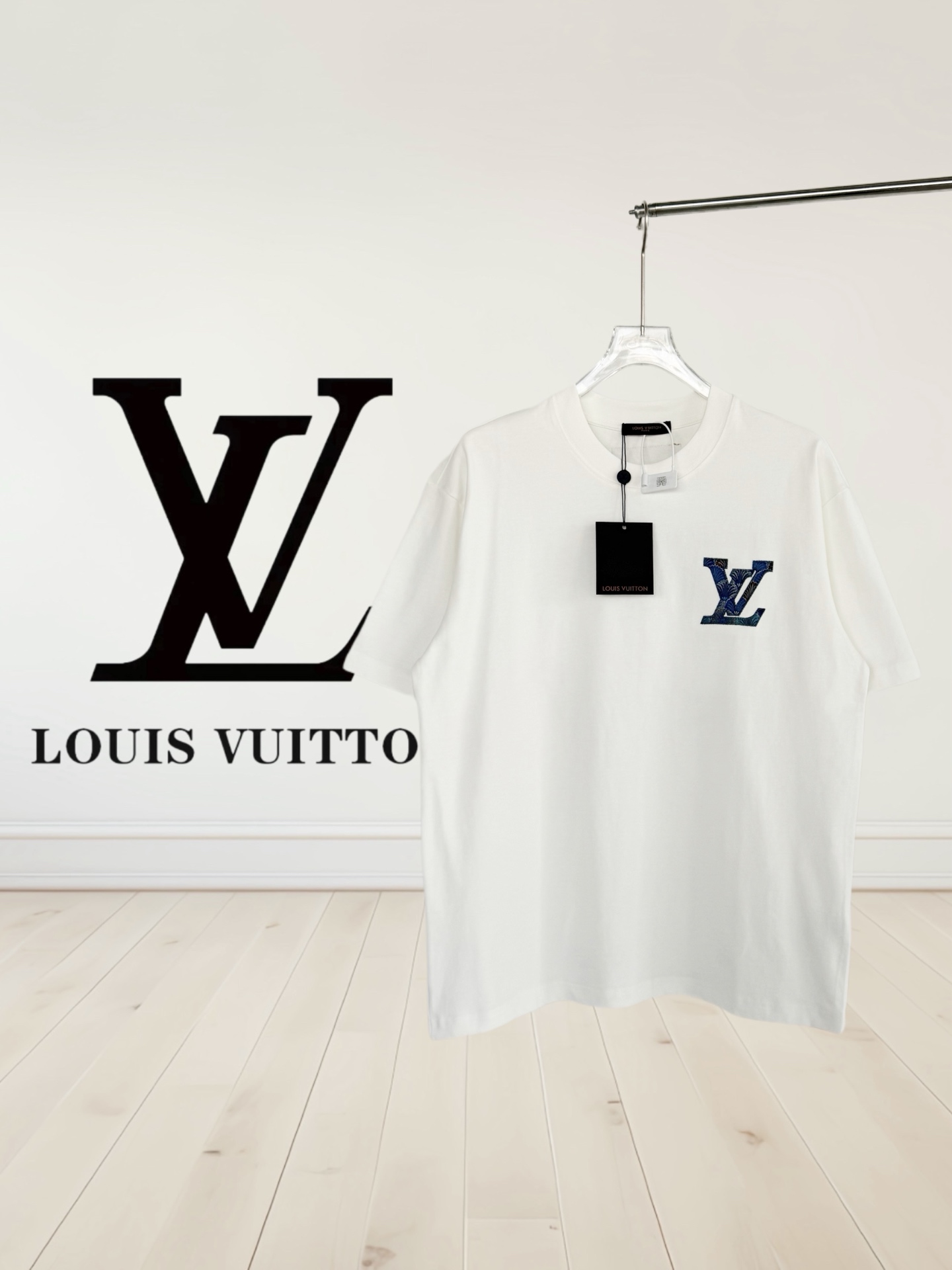 P85 [Versión superior] louisvuitton Louis Vuitton. Logotipo bordado‼ ️Camiseta con cuello redondo, parches quemados de …