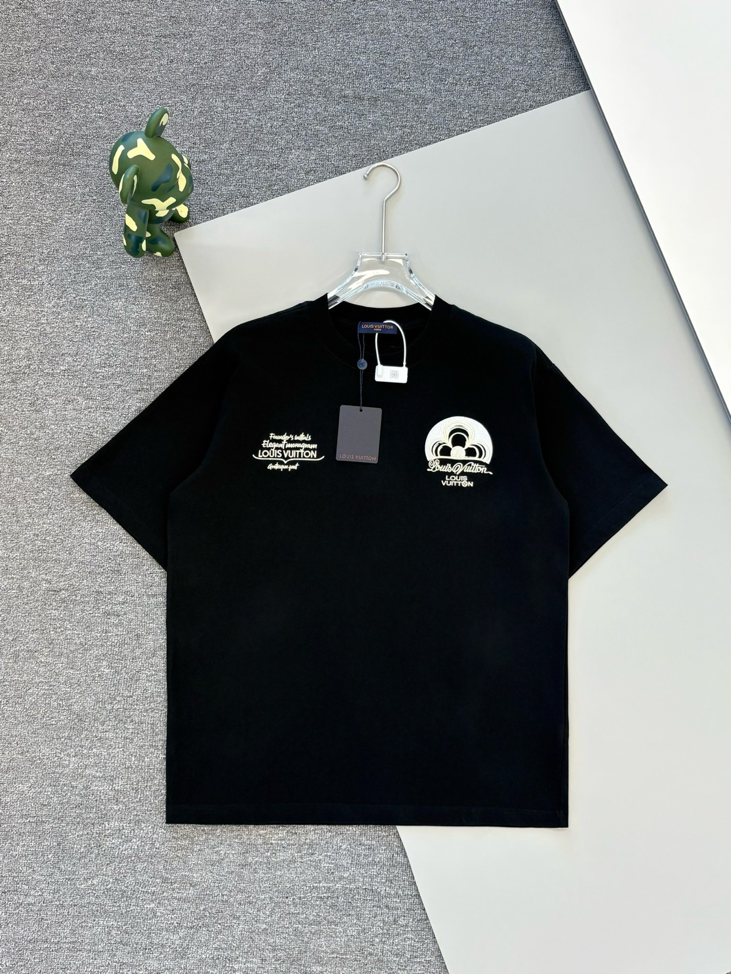 P80 [Alta calidad] Louis Vuitton, camiseta de manga corta, cuello redondo, etiqueta de piel bordada en la parte delante…