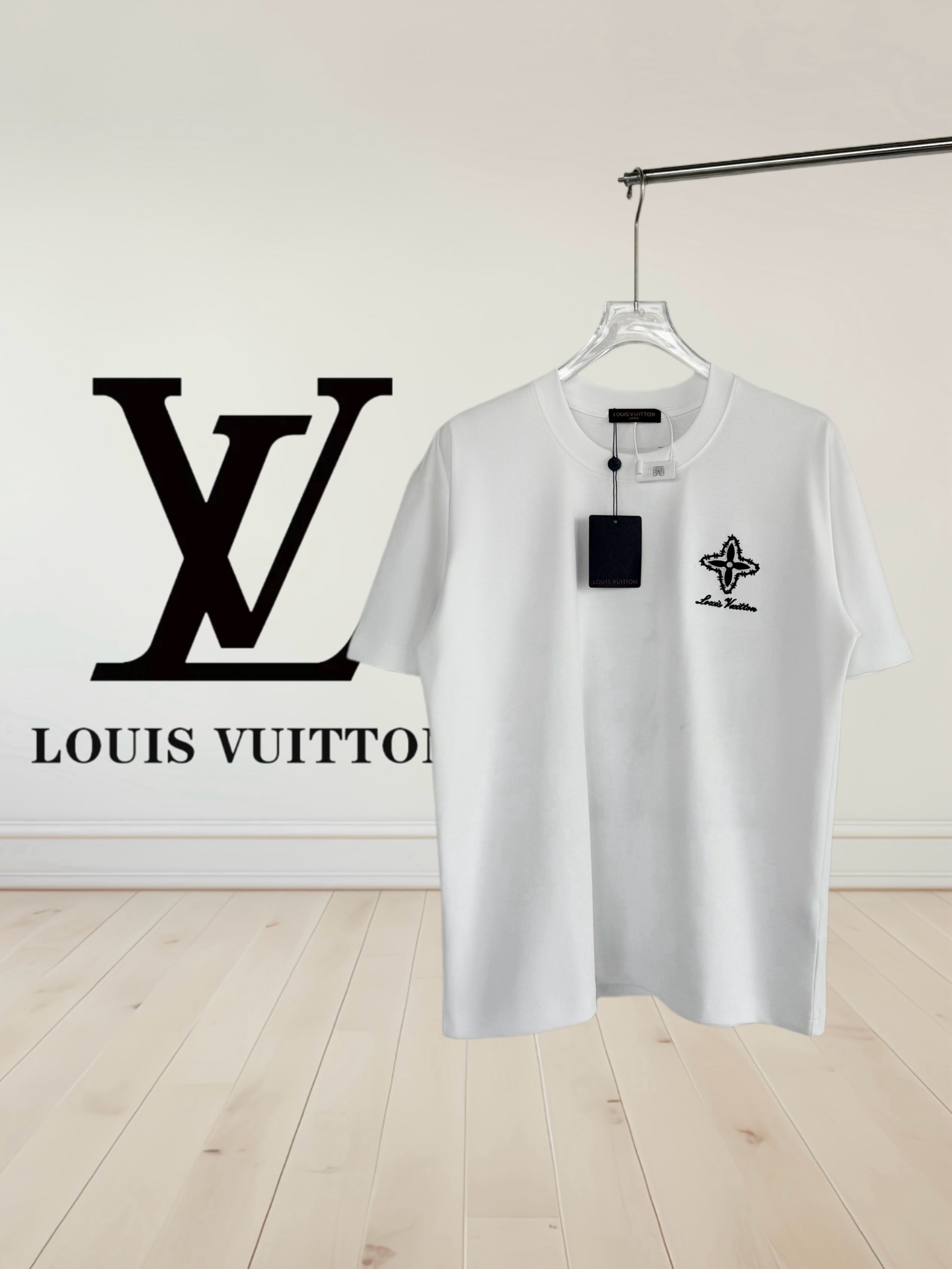 P75 [Alta calidad] Louis Vuitton*Louis Vuitton Camiseta de cuello redondo con bordado de flores en rombos en la parte d…