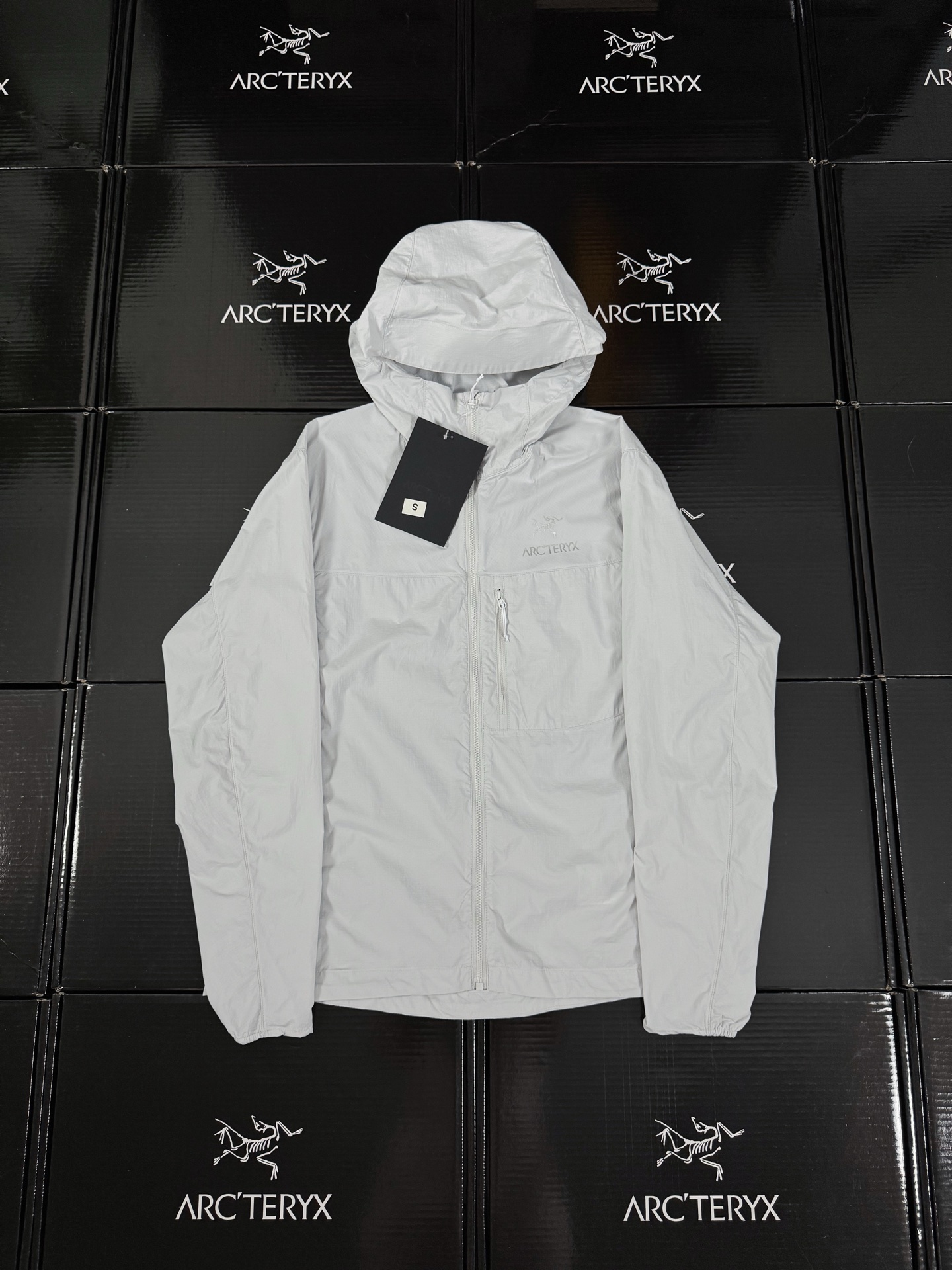 调价💰160 款号G31
ARCTERYX始祖鸟SQUAMISH男女同款HOODY防晒衣皮肤衣风壳透气防风
始祖鸟25年夏季新品情侣款跑步系列运动健身夜跑夏季透气梭织上衣外套
机能薄型夹克小冲锋衣皮肤衣防晒衣!
男女同款可配情侣装!最新款,夏季必备!高端品质无敌!
进口科技防晒面料,具备优异的高弹性原纱防晒,可反复水洗,防晒更持久阻隔紫外线高达99%不闷不热更透气空气、面料与肌肤形成汽热微循环,始终保持凉感!
适用于远足徒步、日常旅行等多种户外运动。采用Windwall防风面料、面料特别密、经过防泼水处理、具有出色的防水防风性能、为户外活动提供舒适的防护…设计简约大气、老少皆宜、亲子穿着、春夏户外活动旅行必不可少…连帽设计、更好的包裹性能更好防护你,拉链安全口袋、放置小物件非常实用最为闪亮拒绝平庸…个性鲜明、时尚运动兼备!立体裁剪 层次分明、立体十足…彰显档次感!
颜色: 黑色 原子灰 云天蓝 幸运蓝 埃及橙
尺码 衣长 胸围 肩宽 袖长 建议体重
S 66 112 46.4 60 90-110斤
M 68 116 47.6 61.5 110-130斤
L 70 120 48.8 63 130-145斤
XL 72 124 50 64.5 145-160斤
XXL 74 128 52.4 67.5 170-190斤
XXXL 78 132 55 70 190-210斤