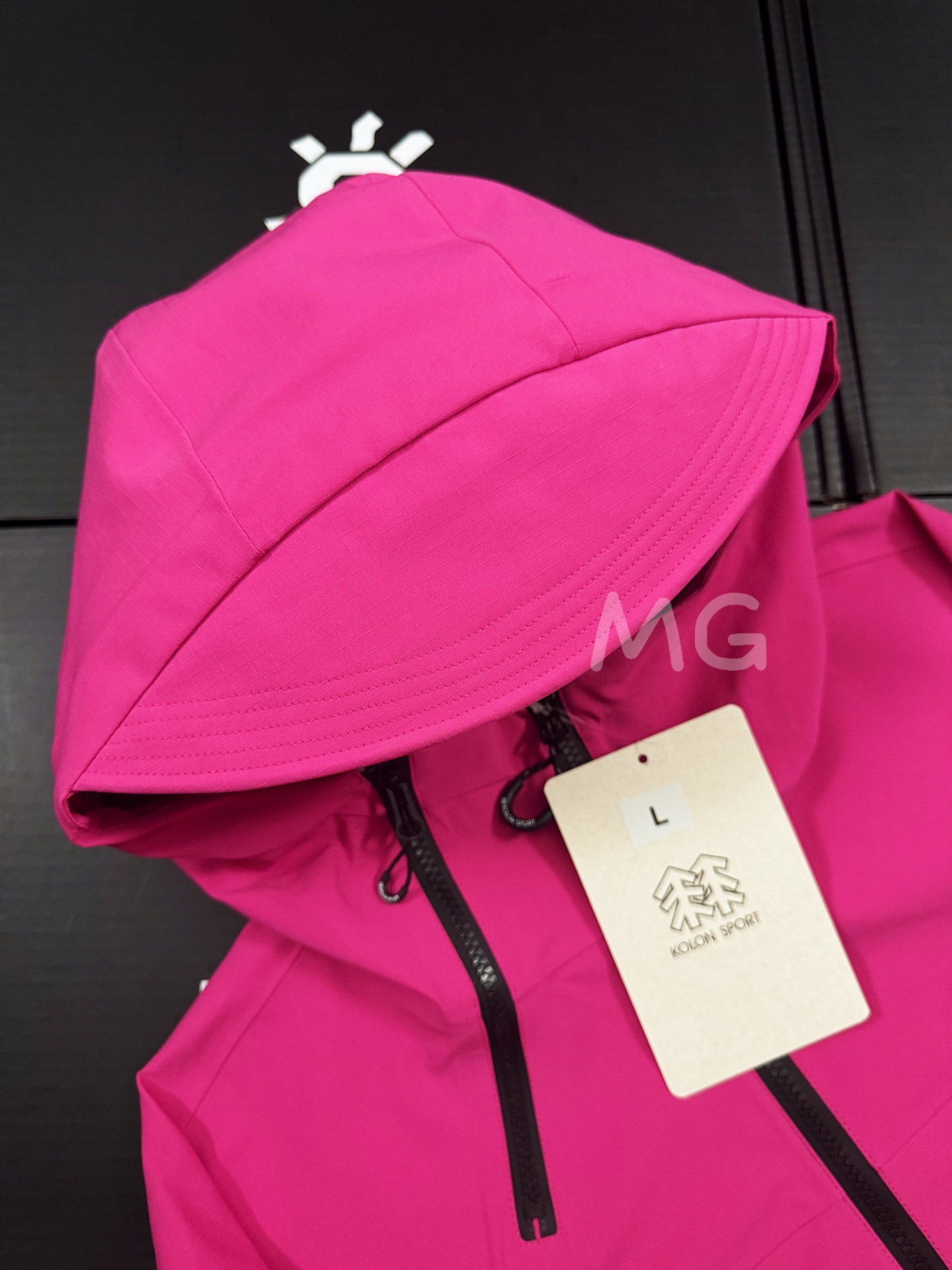 💰280 款号G66
KOLON可隆|SPORT CAMPING 系列 抗撕中性廓形多口袋2.5L露营OBLI-K男女同款户外冲锋衣独家货源
顶级品质可隆KL二代 刘诗诗同款冲锋衣
设计理念:
SPORT CAMPING 系列新品冲锋衣,质感十足,辅以“旁逸斜出”剪裁设计,一件解锁高级感随性气质,急尽致展现山系穿搭魅力,多场景演绎不同风格,彰显单品的时髦与实穿性,品质、设计以及精简的理念造就了其良好的性能,并能满足严苛环境下的使用需求。
面料+特点:
✅双拼接进口 3层压胶 3L GORE-TEX 复合面料
✅GORE-TEX防水、防风、透气、轻量、抗撕裂耐磨,透气5000➕。
✅ 采用先进的高端户外全身压胶拼接,内里采用进口飘柔纱,做工也都整整齐齐,更加考验工厂技术。
✅ 融合户外技术和都市审美风格,SPORT CAMPING 系列 多用途高性能服装适合多种活动和环境穿着。
✅ 连帽设计可调帽子抽绳,保暖头盔兼容Drop Hood™,弧形帽檐,更好的防风防雨不遮眼
✅插手口袋内里设有网纱分离,方便物品归纳整理,细心的小设计。
✅高性能的简约设计,轻量而耐磨。
✅袖口及袖子设计,冲切Velcro®魔术贴袖口粘扣带,减少累赘
功能+版型
✅风格:机车风
✅版型:宽松版型
工艺:
✅ 这款冲锋采用GORE- TEX面料,防水、透气、抗撕裂技术性与多变的风格相融合,巧妙且实用的功能彰显出其卓越的功能性。AB拼接面料风格前卫,不仅防风防水,同时还能应对多变天气,两个都是秋冬的大热色系,简直就是户外人的宝藏福音。款式易于搭配,采用独特的立体口袋设计,呈现独特的风格外观。上身宽松时尚、同时又有冲锋衣的机能感,是每人必备的宝藏户外单品。
八色齐发:黑色 白色 紫色 灰绿 墨绿 黄绿 棕色 玫粉
尺码:xs-xxl