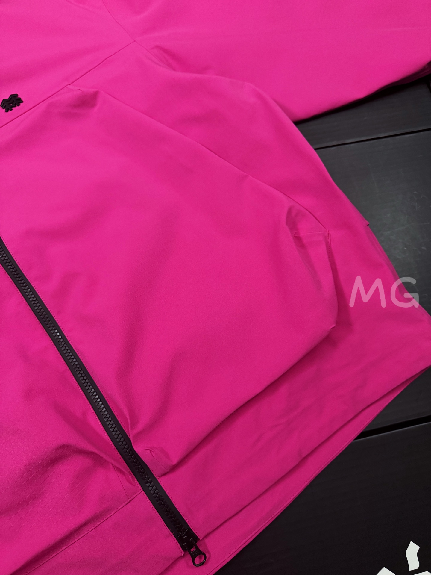 💰280 款号G66
KOLON可隆|SPORT CAMPING 系列 抗撕中性廓形多口袋2.5L露营OBLI-K男女同款户外冲锋衣独家货源
顶级品质可隆KL二代 刘诗诗同款冲锋衣
设计理念:
SPORT CAMPING 系列新品冲锋衣,质感十足,辅以“旁逸斜出”剪裁设计,一件解锁高级感随性气质,急尽致展现山系穿搭魅力,多场景演绎不同风格,彰显单品的时髦与实穿性,品质、设计以及精简的理念造就了其良好的性能,并能满足严苛环境下的使用需求。
面料+特点:
✅双拼接进口 3层压胶 3L GORE-TEX 复合面料
✅GORE-TEX防水、防风、透气、轻量、抗撕裂耐磨,透气5000➕。
✅ 采用先进的高端户外全身压胶拼接,内里采用进口飘柔纱,做工也都整整齐齐,更加考验工厂技术。
✅ 融合户外技术和都市审美风格,SPORT CAMPING 系列 多用途高性能服装适合多种活动和环境穿着。
✅ 连帽设计可调帽子抽绳,保暖头盔兼容Drop Hood™,弧形帽檐,更好的防风防雨不遮眼
✅插手口袋内里设有网纱分离,方便物品归纳整理,细心的小设计。
✅高性能的简约设计,轻量而耐磨。
✅袖口及袖子设计,冲切Velcro®魔术贴袖口粘扣带,减少累赘
功能+版型
✅风格:机车风
✅版型:宽松版型
工艺:
✅ 这款冲锋采用GORE- TEX面料,防水、透气、抗撕裂技术性与多变的风格相融合,巧妙且实用的功能彰显出其卓越的功能性。AB拼接面料风格前卫,不仅防风防水,同时还能应对多变天气,两个都是秋冬的大热色系,简直就是户外人的宝藏福音。款式易于搭配,采用独特的立体口袋设计,呈现独特的风格外观。上身宽松时尚、同时又有冲锋衣的机能感,是每人必备的宝藏户外单品。
八色齐发:黑色 白色 紫色 灰绿 墨绿 黄绿 棕色 玫粉
尺码:xs-xxl